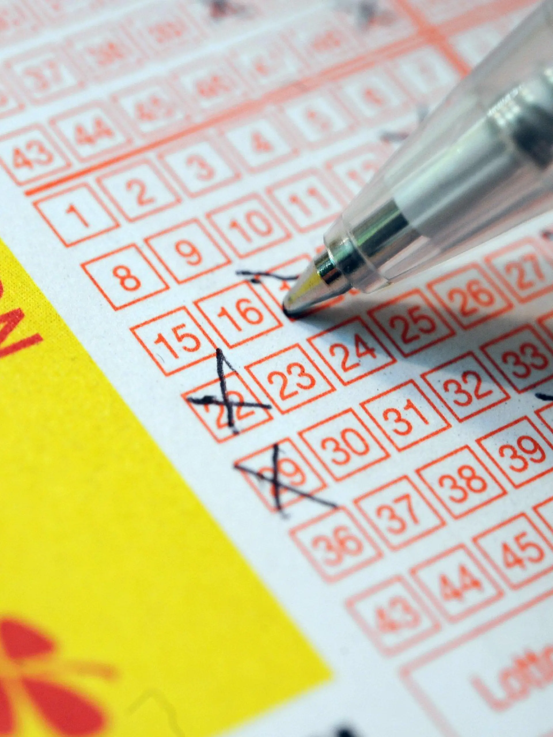 Ein Lottospieler füllt am Montag (19.01.2009) in Hannover einen Spielschein für das Lotto aus. Der Lotto-Jackpot ist in der Ziehung am Samstag nicht geknackt worden und wächst daher auf 21 Millionen Euro. Damit liege er so hoch wie zuletzt im November 2007, teilte die Sächsische Lottogesellschaft am Montag in Leipzig mit. Bundesweit habe kein Mitspieler die passende Superzahl 1 zu seinen sechs richtigen Gewinnzahlen getippt. Foto: Jochen Lübke dpa/lni +++(c) dpa - Bildfunk+++
