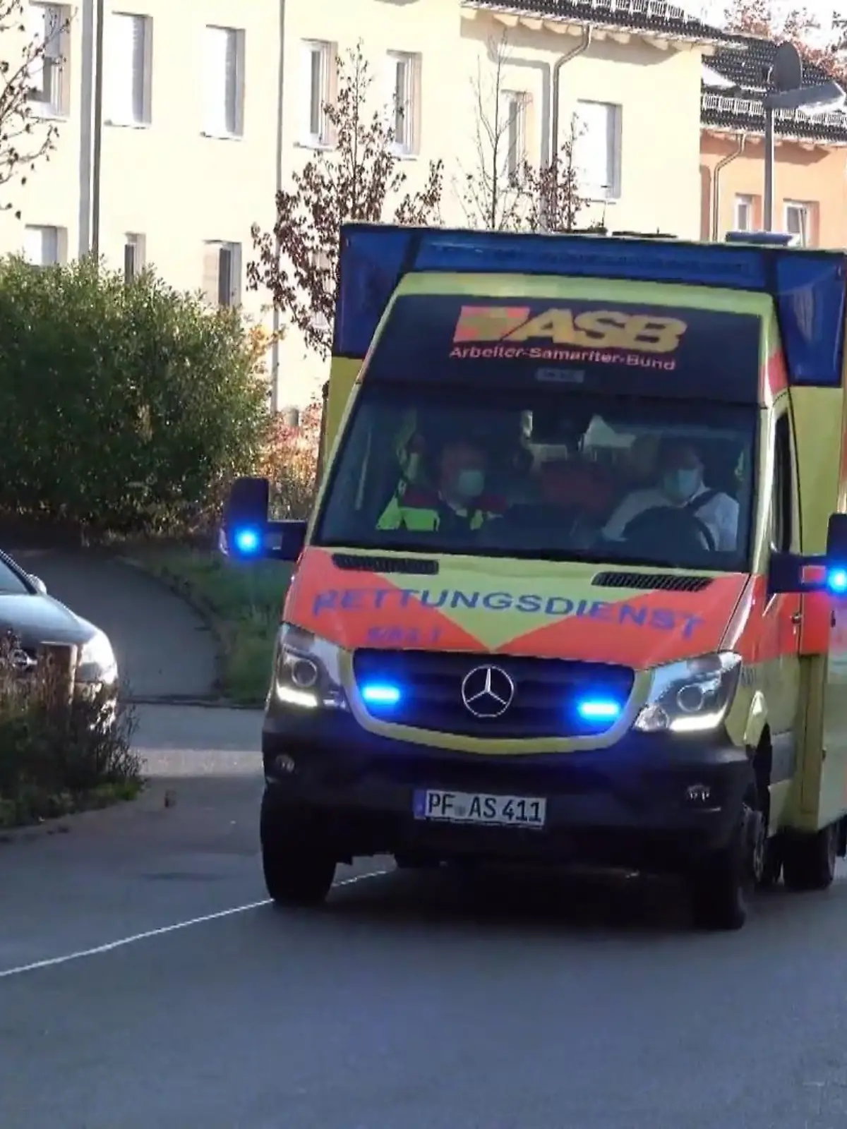 Sechs Einsätze an einem Tag - das heißt für das Team auf einem Rettungswagen: Sechs mal mit Blaulicht zum Unfallort rasen, sechsmal Angst, was man dort vorfindet, sechsmal das Risiko, dass man vielleicht nichts mehr tun kann. Und was die Sanitäter da im Minutentakt erleben, geht wirklich an die Nerven. Und Corona macht das alles noch stressiger. Wir durften eine solche Truppe einen Tag begleiten. Wie ein ganz normaler Tag im Rettungswagen aussieht, zeigt Ihnen RTL-Reporter Gerrit Obermann im Video!