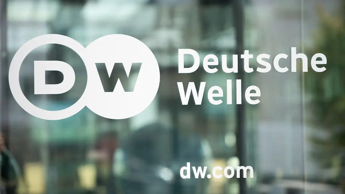 ARCHIV - 26.09.2016, Nordrhein-Westfalen, Bonn: Der Name «Deutsche Welle» steht an einer Glasscheibe. Russland hat der Deutschen Welle - dem Auslandssender der Bundesrepublik Deutschland - ein Sendeverbot erteilt. Zudem verfügte das russische Außenministerium am Donnerstag die Schließung des Korrespondentenbüros in Moskau und den Entzug der Akkreditierungen der Journalisten. Damit reagierte Russland auf ein Sendeverbot des deutschsprachigen Programms seines Staatssenders RT DE. Foto: Marius Becker/dpa +++ dpa-Bildfunk +++