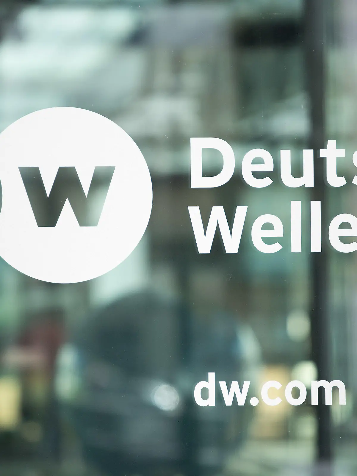 ARCHIV - 26.09.2016, Nordrhein-Westfalen, Bonn: Der Name «Deutsche Welle» steht an einer Glasscheibe. Russland hat der Deutschen Welle - dem Auslandssender der Bundesrepublik Deutschland - ein Sendeverbot erteilt. Zudem verfügte das russische Außenministerium am Donnerstag die Schließung des Korrespondentenbüros in Moskau und den Entzug der Akkreditierungen der Journalisten. Damit reagierte Russland auf ein Sendeverbot des deutschsprachigen Programms seines Staatssenders RT DE. Foto: Marius Becker/dpa +++ dpa-Bildfunk +++