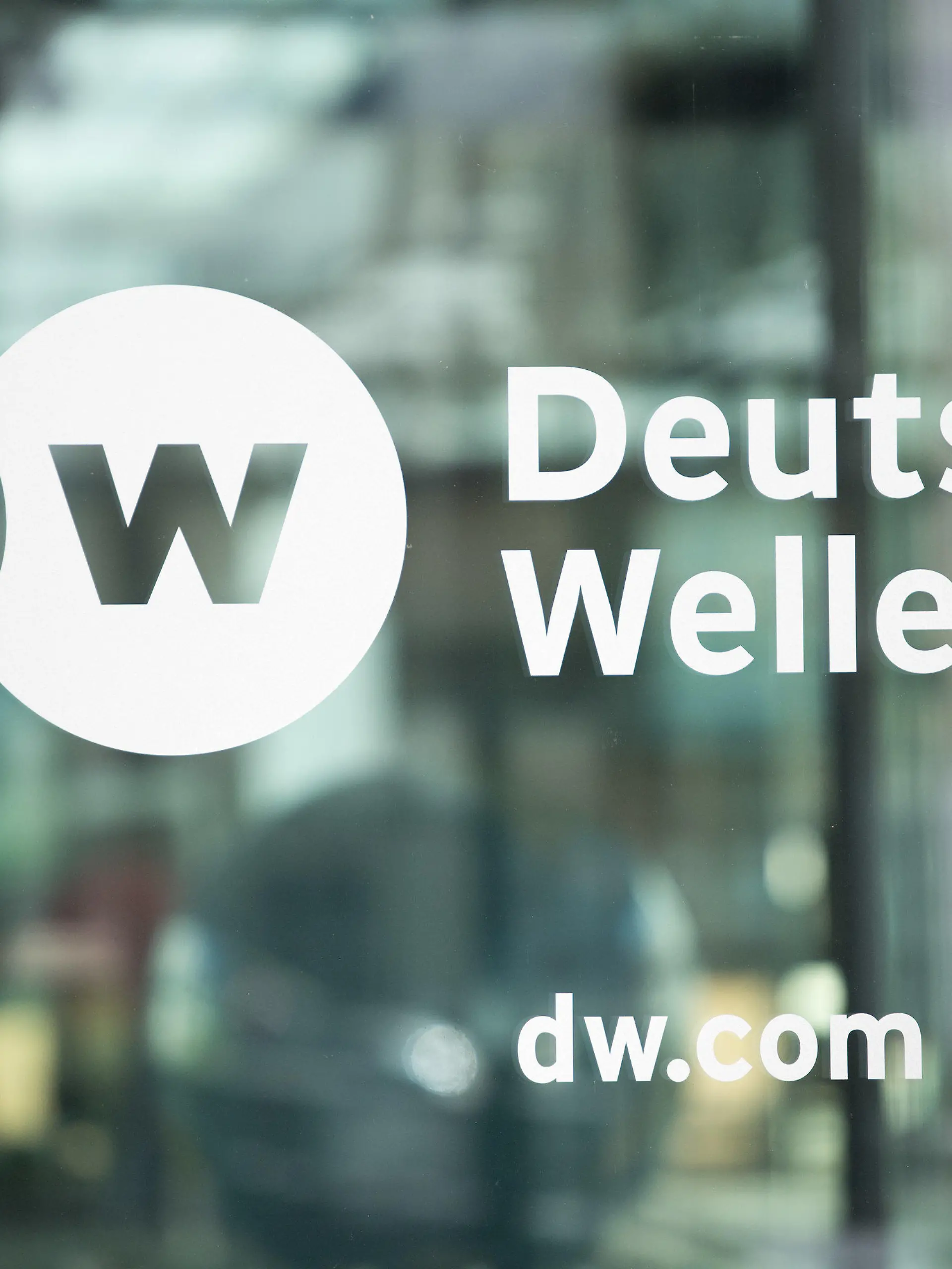 ARCHIV - 26.09.2016, Nordrhein-Westfalen, Bonn: Der Name «Deutsche Welle» steht an einer Glasscheibe. Russland hat der Deutschen Welle - dem Auslandssender der Bundesrepublik Deutschland - ein Sendeverbot erteilt. Zudem verfügte das russische Außenministerium am Donnerstag die Schließung des Korrespondentenbüros in Moskau und den Entzug der Akkreditierungen der Journalisten. Damit reagierte Russland auf ein Sendeverbot des deutschsprachigen Programms seines Staatssenders RT DE. Foto: Marius Becker/dpa +++ dpa-Bildfunk +++