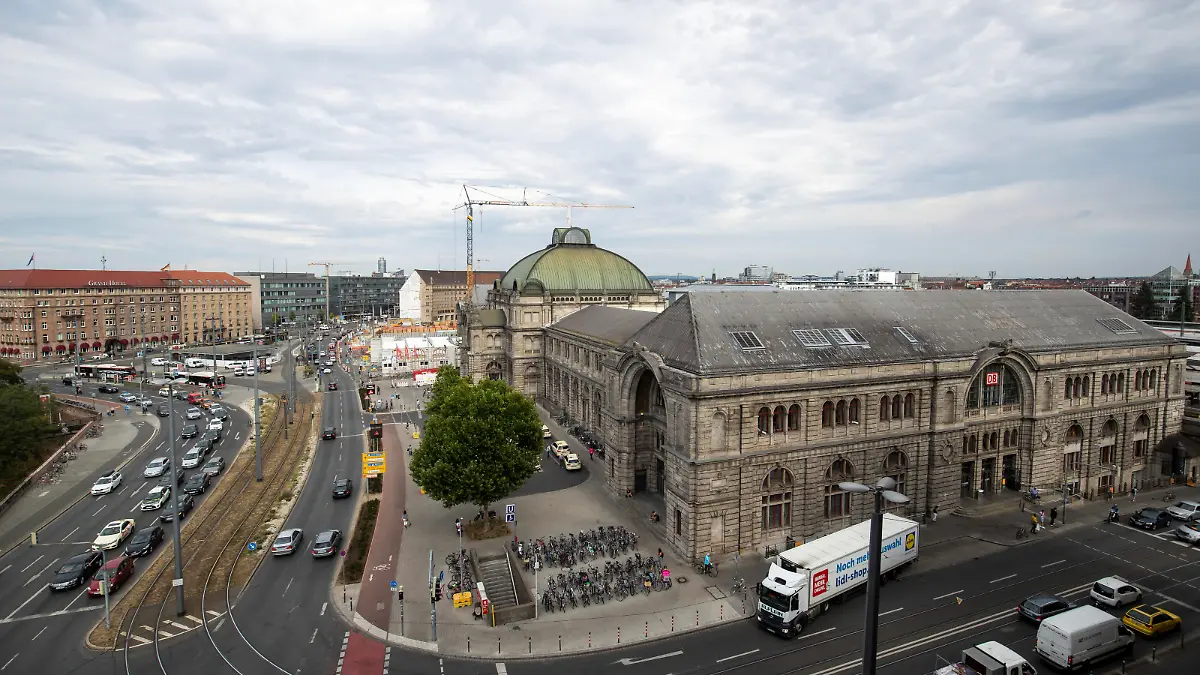 23.08.2018, Bayern, Nürnberg: Blick auf den Hauptbahnhof (r). Foto: Daniel Karmann/dpa