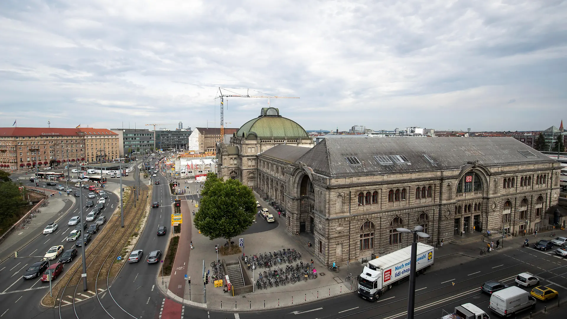 23.08.2018, Bayern, Nürnberg: Blick auf den Hauptbahnhof (r). Foto: Daniel Karmann/dpa
