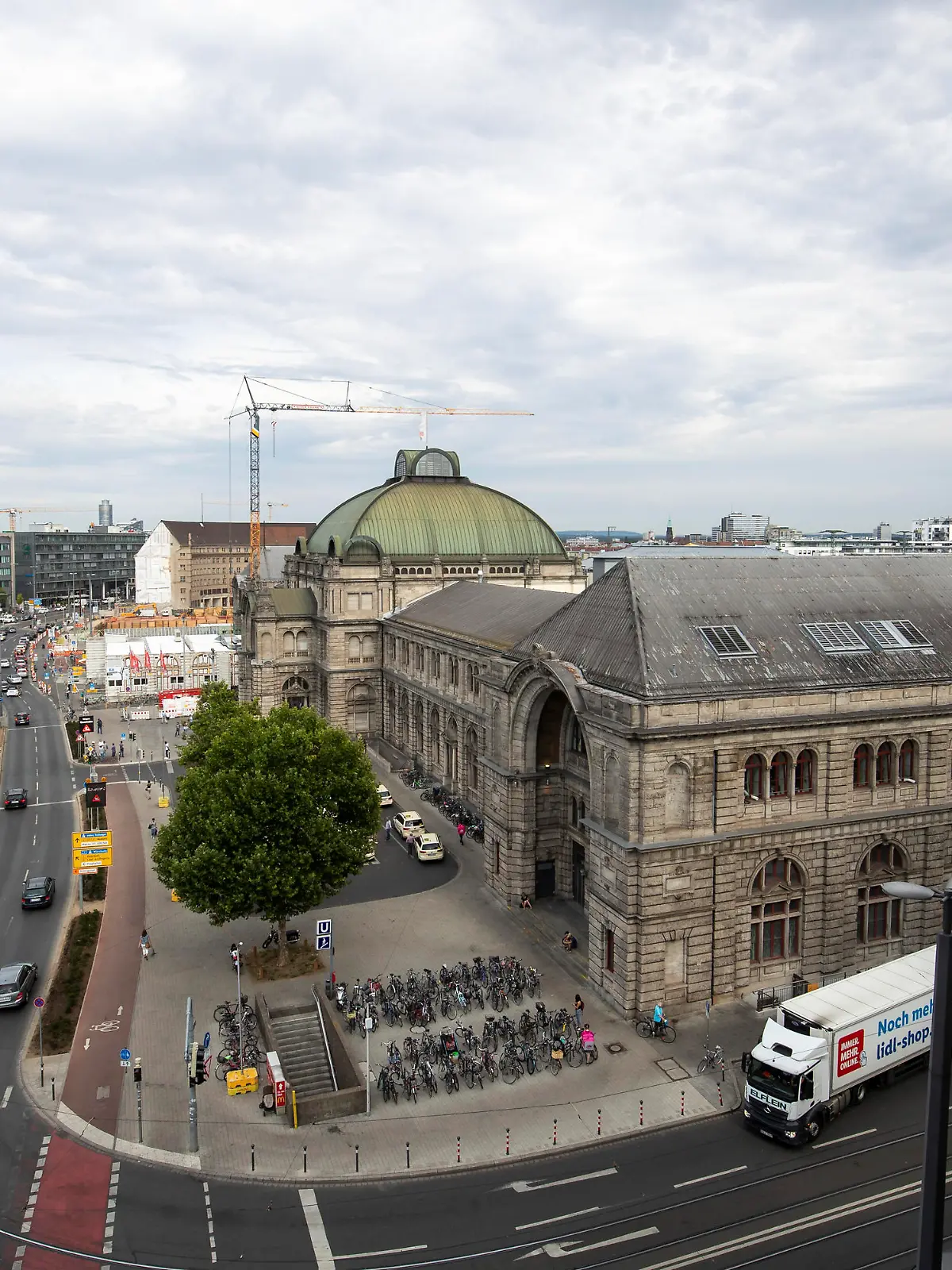 23.08.2018, Bayern, Nürnberg: Blick auf den Hauptbahnhof (r). Foto: Daniel Karmann/dpa