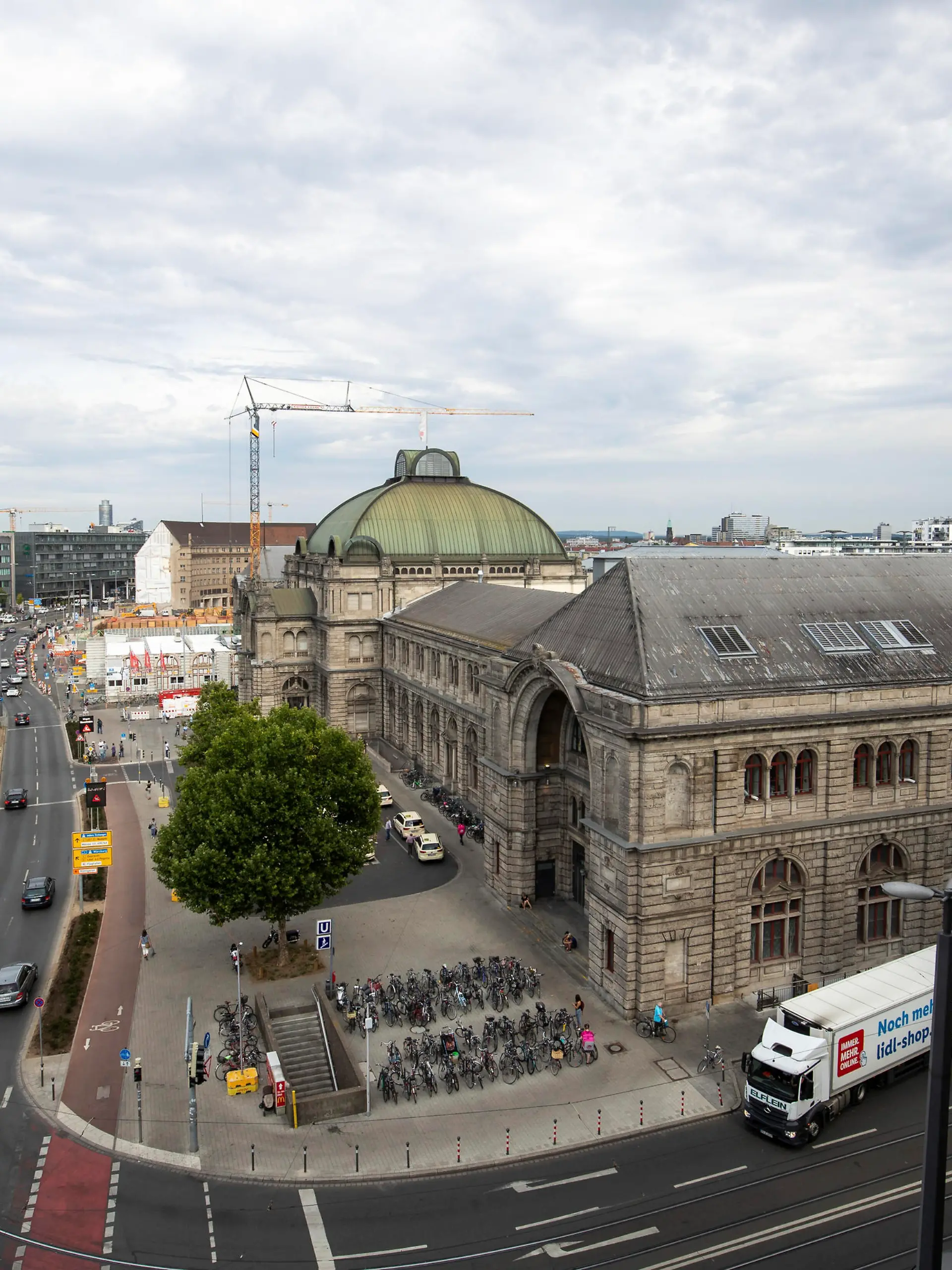 23.08.2018, Bayern, Nürnberg: Blick auf den Hauptbahnhof (r). Foto: Daniel Karmann/dpa