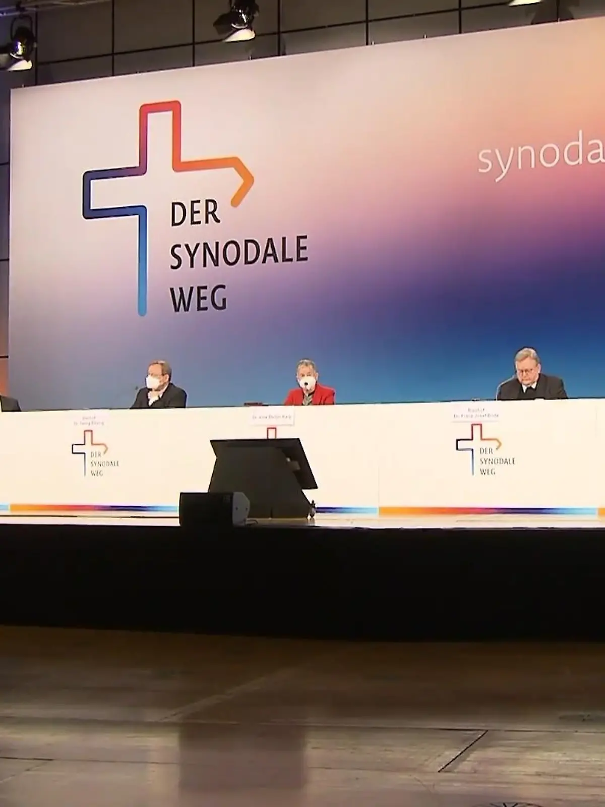Der Synodale Weg umfasst vier Punkte: die katholische Sexualmoral, die Position der Frau in der Kirche, den Umgang mit Macht und den Zölibat, die priesterliche Ehelosigkeit. Am Donnerstag äußerte sich Georg Bätzing darüber in Frankfurt in einer Pressekonferenz. Es ist der Auftakt der dritten Synodalversammlung der katholischen Kirche.