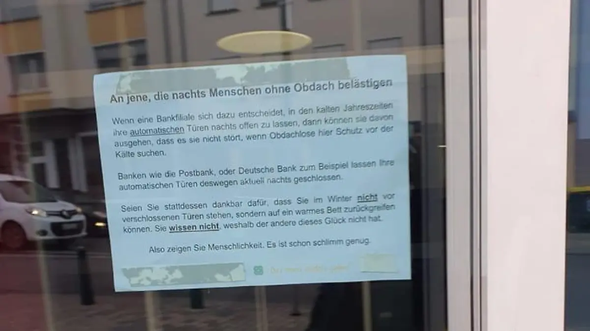 Ein Zettel der am Eingang der Sparkasse hängt.