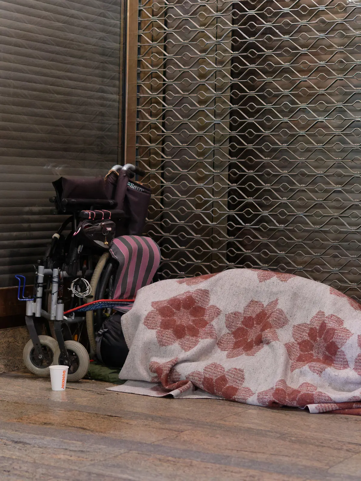 11.01.2021, Nordrhein-Westfalen, Köln: Ein Mensch liegt in der Innenstadt in einem Schlafsack im Eingang zu einem Geschäft. Besonders für Wohnungslose ist der Lockdown eine harte Zeit. Durch die fehlenden Touristen und Einkaufenden fehlen auch die Einkünfte durch das Sammeln von Flaschen oder den Verkauf von Zeitungen. Foto: Henning Kaiser/dpa +++ dpa-Bildfunk +++
