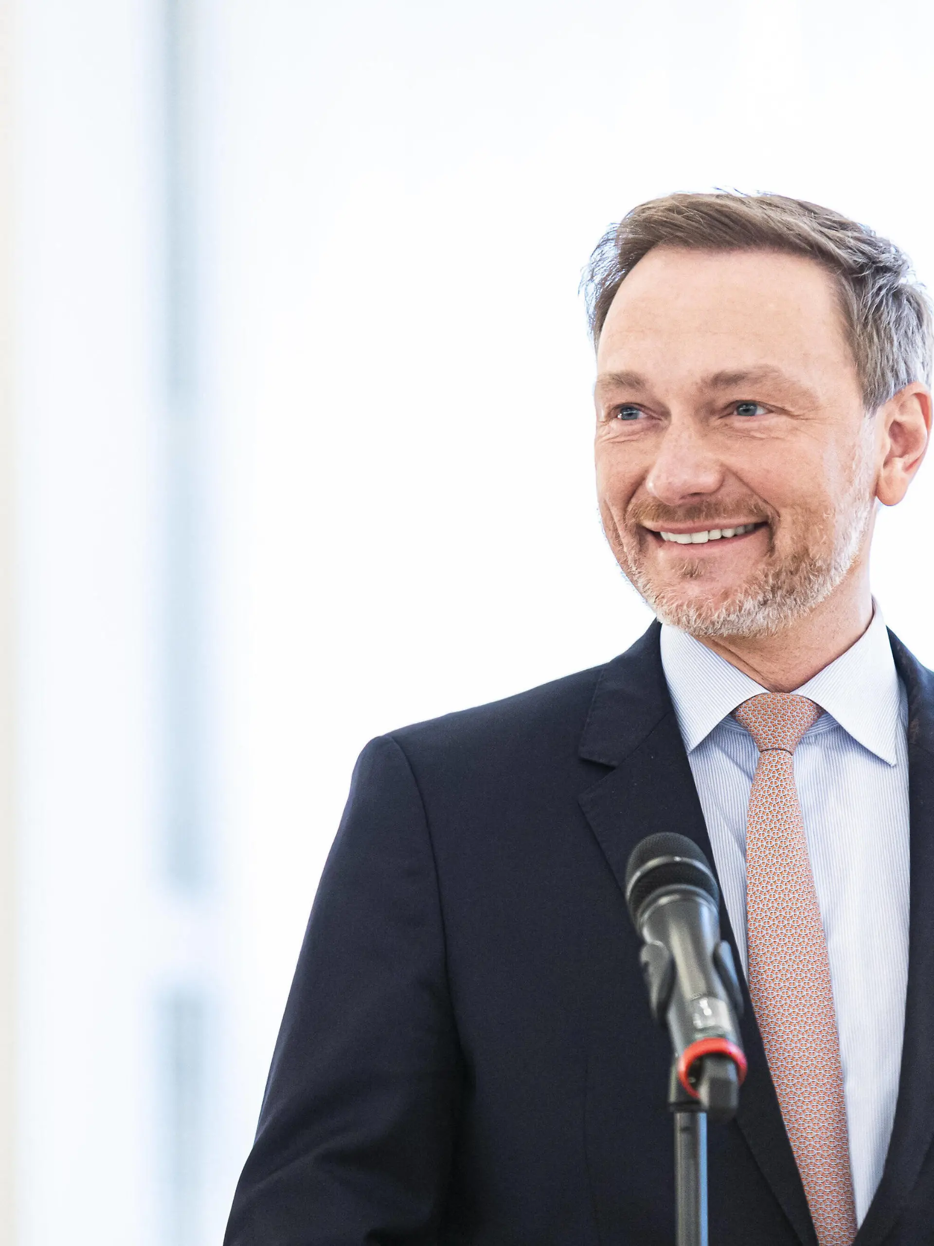  Christian Lindner FDP, Bundesminister der Finanzen, aufgenommen im Rahmen der Vorstellung der Wohlfahrtsmarke im Schloss Bellevue in Berlin, 31.01.2022. Berlin Germany *** Christian Lindner FDP , Federal Minister of Finance, taken during the presentation of the welfare stamp at Bellevue Palace in Berlin, 31 01 2022 Berlin Germany Copyright: xFlorianxGaertnerx
