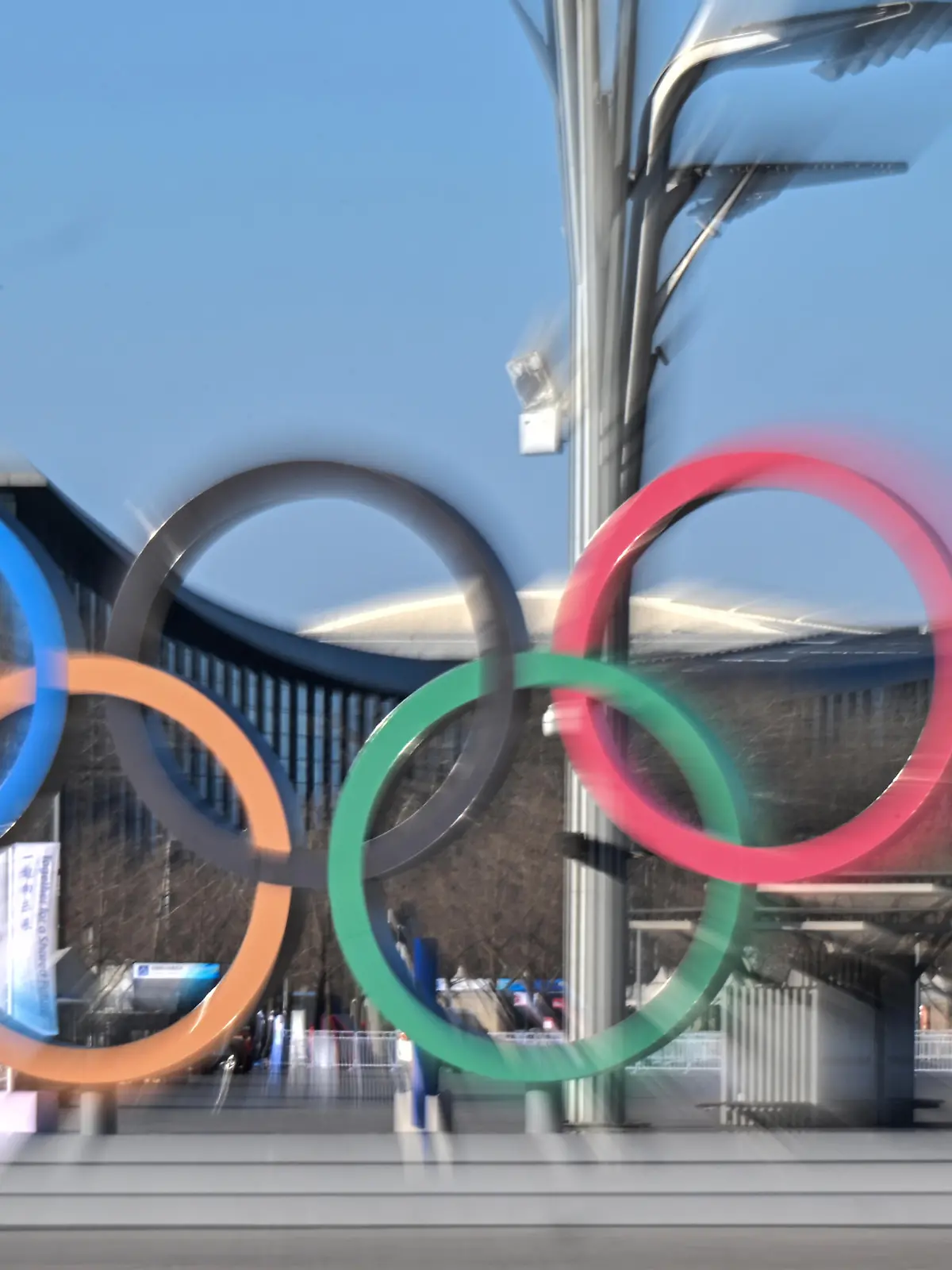 Die olympischen Ringe sind in der chinesischen Hauptstadt zu sehen. Die Olympischen Winterspiele in Peking finden vom 04.-20.02.2022 unter strengen Corona-Auflagen statt.