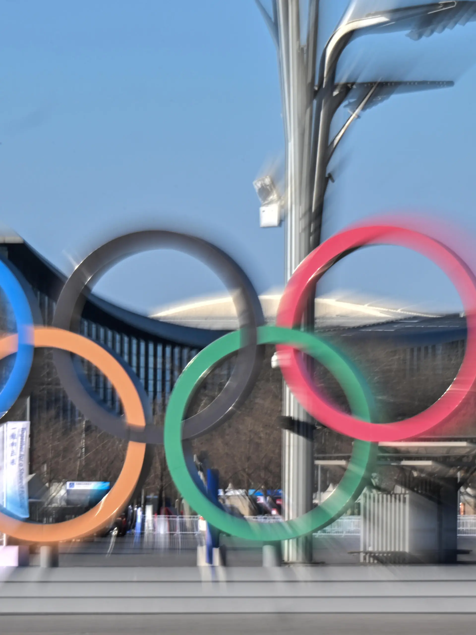 Die olympischen Ringe sind in der chinesischen Hauptstadt zu sehen. Die Olympischen Winterspiele in Peking finden vom 04.-20.02.2022 unter strengen Corona-Auflagen statt.