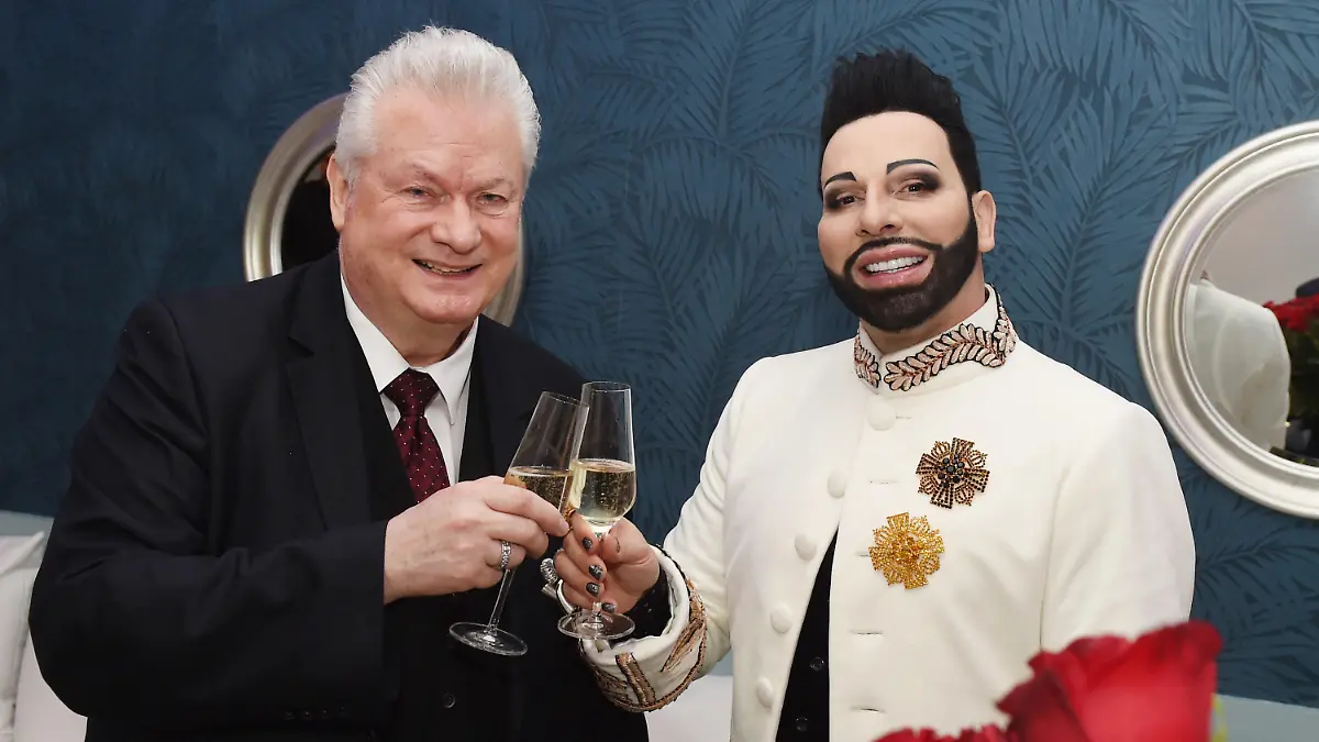 EXKLUSIV - Der Stardesigner Harald Glööckler (r) und sein Ehemann Dieter Schroth stoßen am 11.02.2015 in Berlin im Hotel Dormero bei ihrer Hochzeit an. Foto: Jens Kalaene/dpa (ACHTUNG: ONLINE OUT) +++(c) dpa - Bildfunk+++