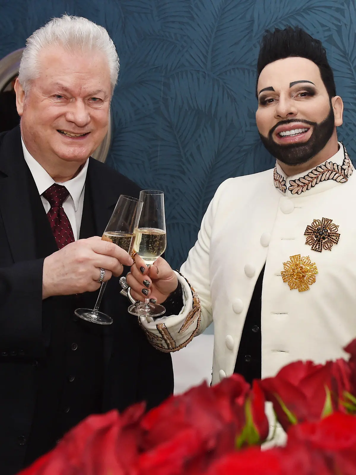 EXKLUSIV - Der Stardesigner Harald Glööckler (r) und sein Ehemann Dieter Schroth stoßen am 11.02.2015 in Berlin im Hotel Dormero bei ihrer Hochzeit an. Foto: Jens Kalaene/dpa (ACHTUNG: ONLINE OUT) +++(c) dpa - Bildfunk+++
