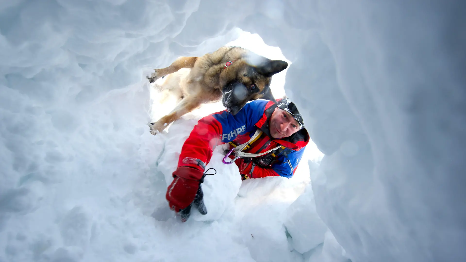 ARCHIV - 18.01.2012, Bayern, Garmisch-Partenkirchen: Bergretter Thomas Merkel und sein Lawinenhund «Jessy» suchen bei einer Übung der Bergwacht unterhalb der Alpspitze im Zugspitzmassiv in einer Schneehöhle nach einem potentiellen Lawinenopfer. Am 28.02.2018 findet am Sudelfeld eine Lawinenübung statt. Foto: Sven Hoppe/dpa +++ dpa-Bildfunk +++