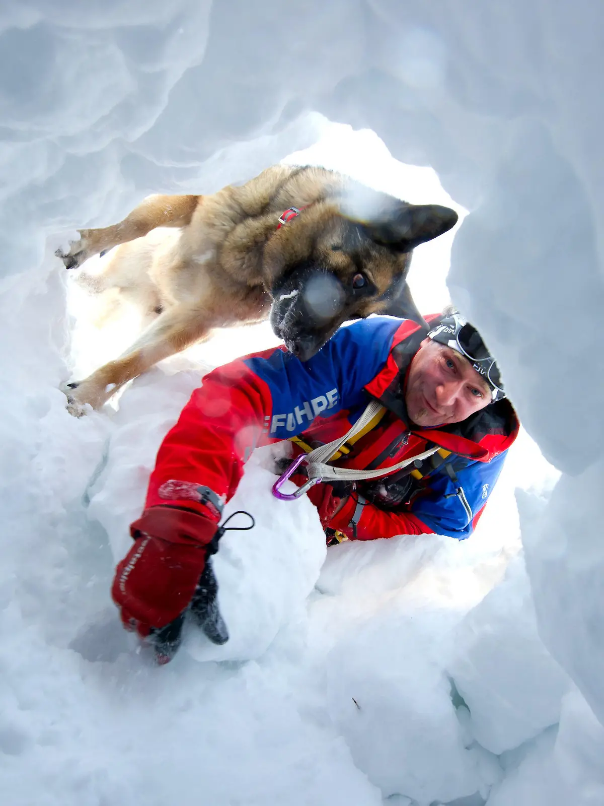 ARCHIV - 18.01.2012, Bayern, Garmisch-Partenkirchen:   Bergretter Thomas Merkel und sein Lawinenhund «Jessy» suchen bei einer Übung der Bergwacht  unterhalb der Alpspitze im Zugspitzmassiv in einer Schneehöhle nach einem potentiellen Lawinenopfer. Am 28.02.2018 findet am Sudelfeld eine Lawinenübung statt. Foto: Sven Hoppe/dpa +++ dpa-Bildfunk +++