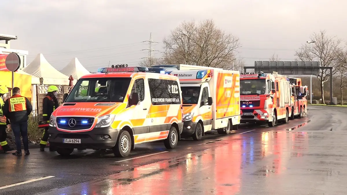 Ein Großaufgebot der Feuerwehr warnt Anwohner auf, Türen und Fenster geschlossen zu halten, und führt Messungen im Industriepark Höchst durch.