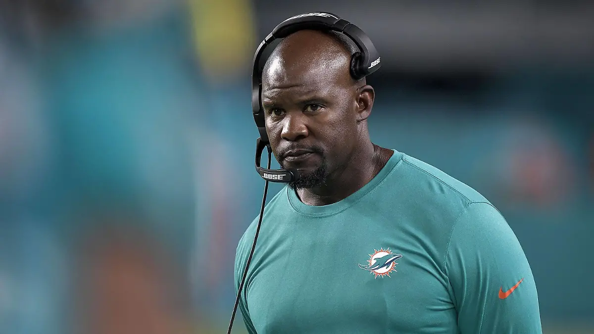 August 30, 2021: Dolphins coach Brian Flores walks up the sidelines during their game against the Atlanta Falcons on Aug. 21. - ZUMAm67_ 0132389874st Copyright: xMichaelxLaughlinx