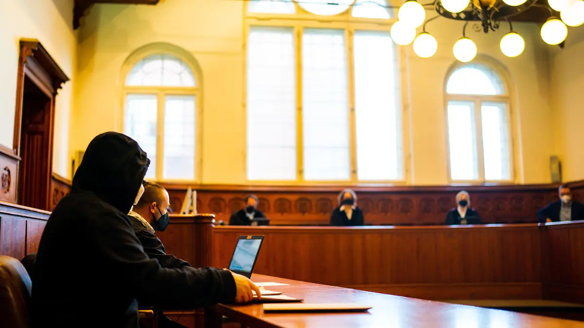 02.02.2022, Schleswig-Holstein, Flensburg: Der unter anderem wegen schweren sexuellen Kindesmissbrauchs angeklagte 35-Jährige wartet auf den Beginn der Verhandlung. Die Staatsanwaltschaft wirft dem Angeklagten aus Nordfriesland insgesamt 42 Sexualdelikte vor, davon in zehn Fällen schweren sexuellen Missbrauch von Kindern. Tateinheitlich sei es in zwei Fällen zu einer Vergewaltigung gekommen. Er soll im Zeitraum von Mai 2020 bis Mai 2021 minderjährige Mädchen über soziale Netzwerke kontaktiert und angegeben haben, er sei 16 bzw. 18 Jahre alt. Foto: Axel Heimken/dpa +++ dpa-Bildfunk +++