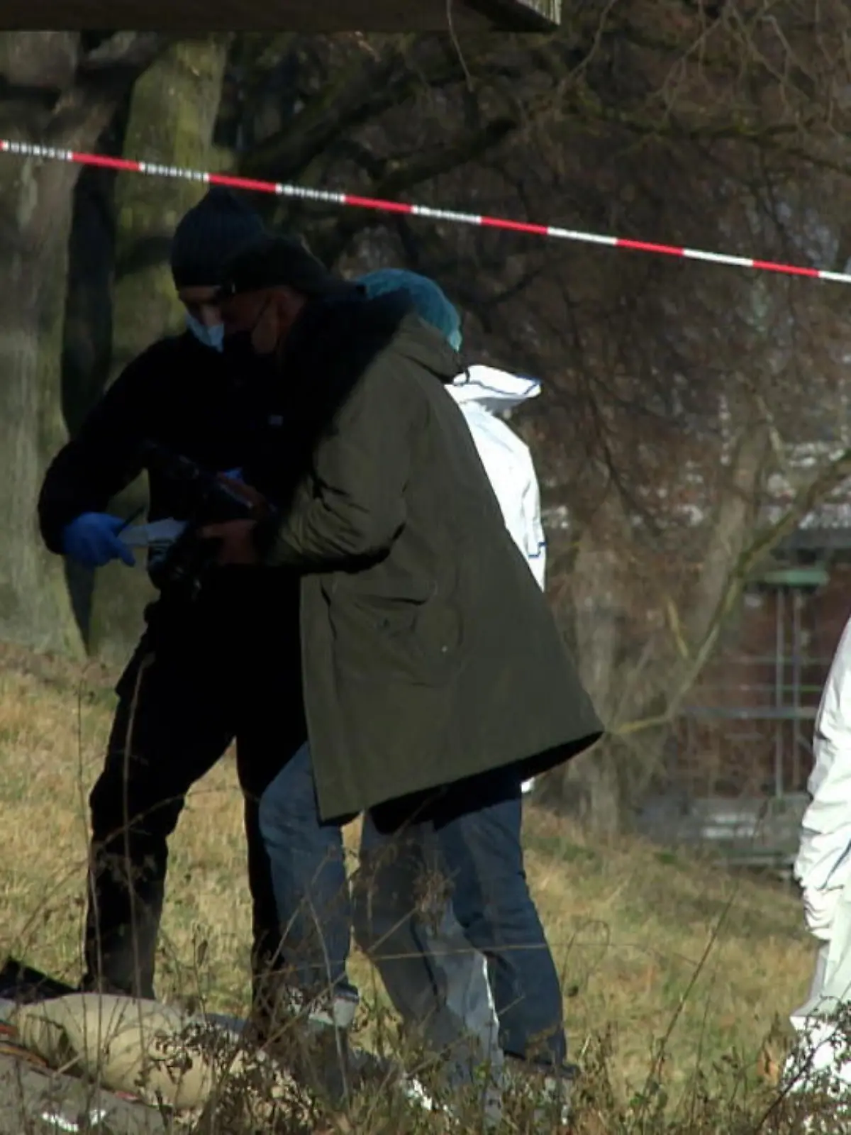 Am Ort des schrecklichen Fundes nehmen Ermittler die Spuren auf: Hier am Rheinufer in Köln-Riehl hat ein Passant am Mittwochvormittag die Leiche eines Babys unter dieser Aussichtsplattform gefunden und die Polizei alarmiert. Der Säugling lag zwischen Decken an einer notdürftig errichteten Schlafstätte, so die Polizei zu RTL.