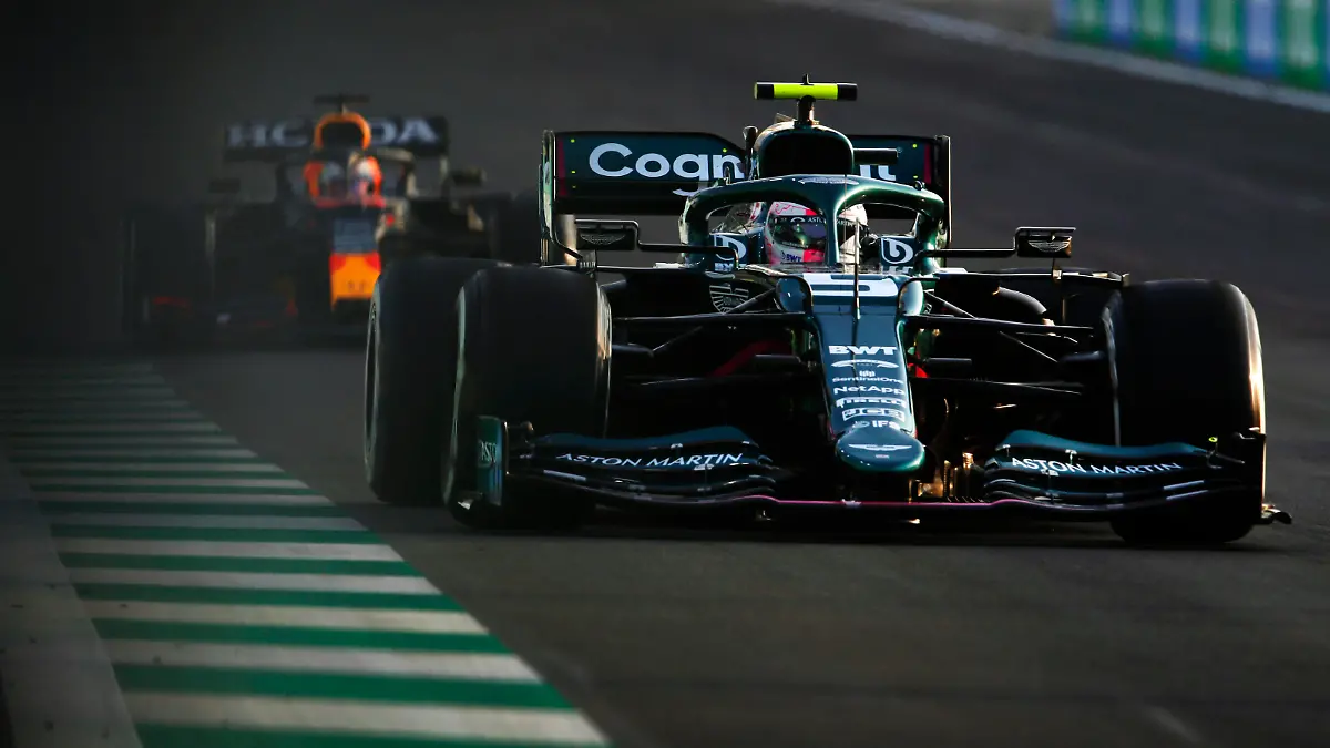 Formula 1 2021: Saudi Arabia GP JEDDAH STREET CIRCUIT, SAUDI ARABIA - DECEMBER 03: Sebastian Vettel, Aston Martin AMR21, leads Max Verstappen, Red Bull Racing RB16B during the Saudi Arabia GP at Jeddah Street Circuit on Friday December 03, 2021 in Jeddah, Saudi Arabia. Photo by Zak Mauger / LAT Images Images PUBLICATIONxINxGERxSUIxAUTxHUNxONLY GP2121_144230_56I2464