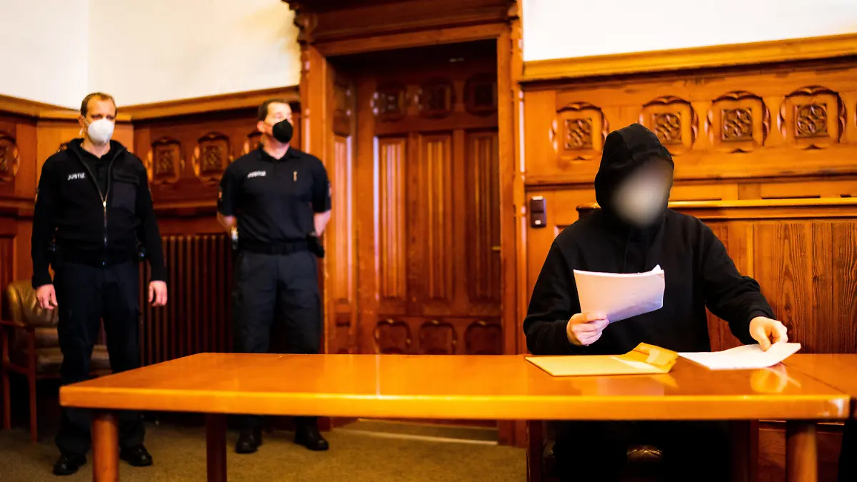 02.02.2022, Schleswig-Holstein, Flensburg: Der unter anderem wegen schweren sexuellen Kindesmissbrauchs angeklagte 35-Jährige wartet auf den Beginn der Verhandlung. Die Staatsanwaltschaft wirft dem Angeklagten aus Nordfriesland insgesamt 42 Sexualdelikte vor, davon in zehn Fällen schweren sexuellen Missbrauch von Kindern. Tateinheitlich sei es in zwei Fällen zu einer Vergewaltigung gekommen. Er soll im Zeitraum von Mai 2020 bis Mai 2021 minderjährige Mädchen über soziale Netzwerke kontaktiert und angegeben haben, er sei 16 bzw. 18 Jahre alt. Foto: Axel Heimken/dpa - ACHTUNG: Angeklagter aus persönlichkeitsrechtlichen Gründen gepixelt +++ dpa-Bildfunk +++