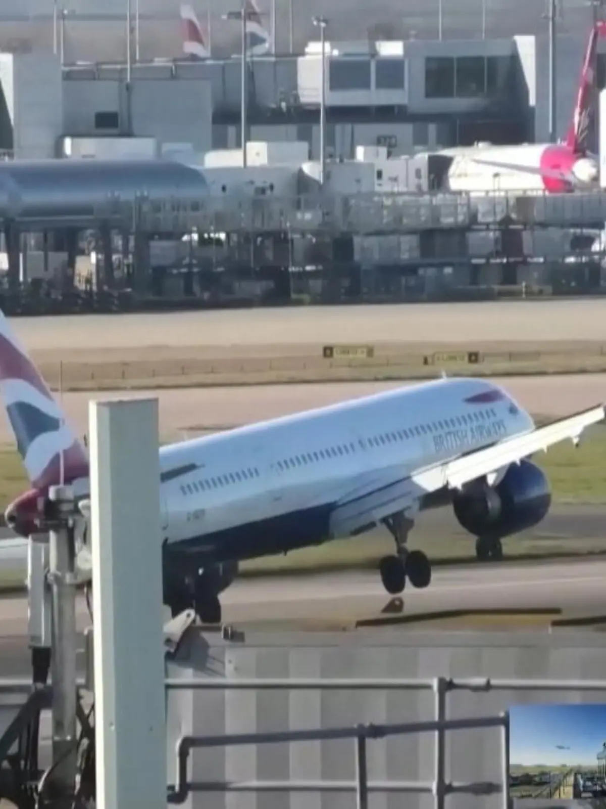 Mit einem spektakulären Manöver haben Piloten eines Passagierflugzeugs beim Anflug auf den Londoner Flughafen Heathrow auf heftigen Seitenwind reagiert. Die Maschine vom Typ Airbus A321 setzte dabei offensichtlich kurz mit dem Rumpf auf der Landebahn auf, nachdem nur ein Reifensatz die Erde berührt hatte. Die Szene zeigen wir im Video.