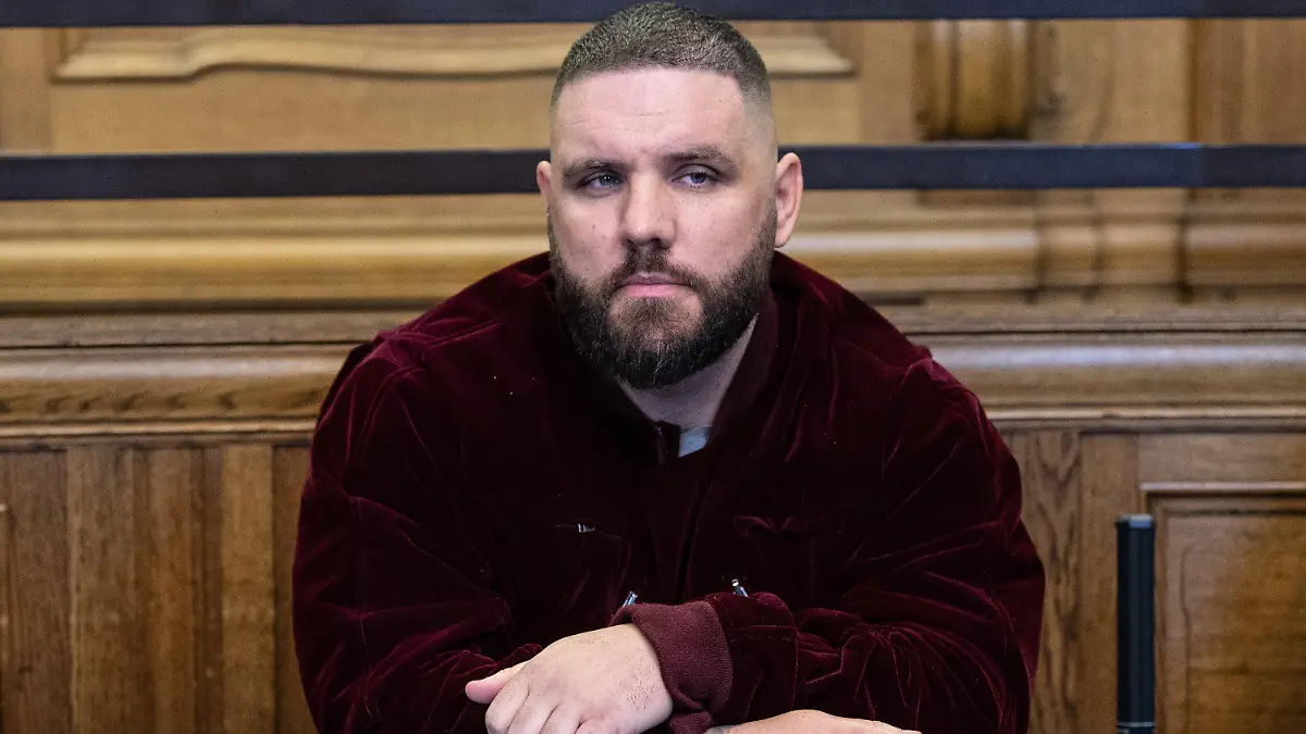 ARCHIV - 04.11.2020, Berlin: Patrick Losensky, bekannt unter dem Künstlername «Fler», sitzt als Angeklagter in einem Saal im Amtsgericht Berlin-Tiergarten. (zu "Fortsetzung Prozess gegen Rapper Fler wegen einer Reihe von Straftaten") Foto: Paul Zinken/dpa +++ dpa-Bildfunk +++