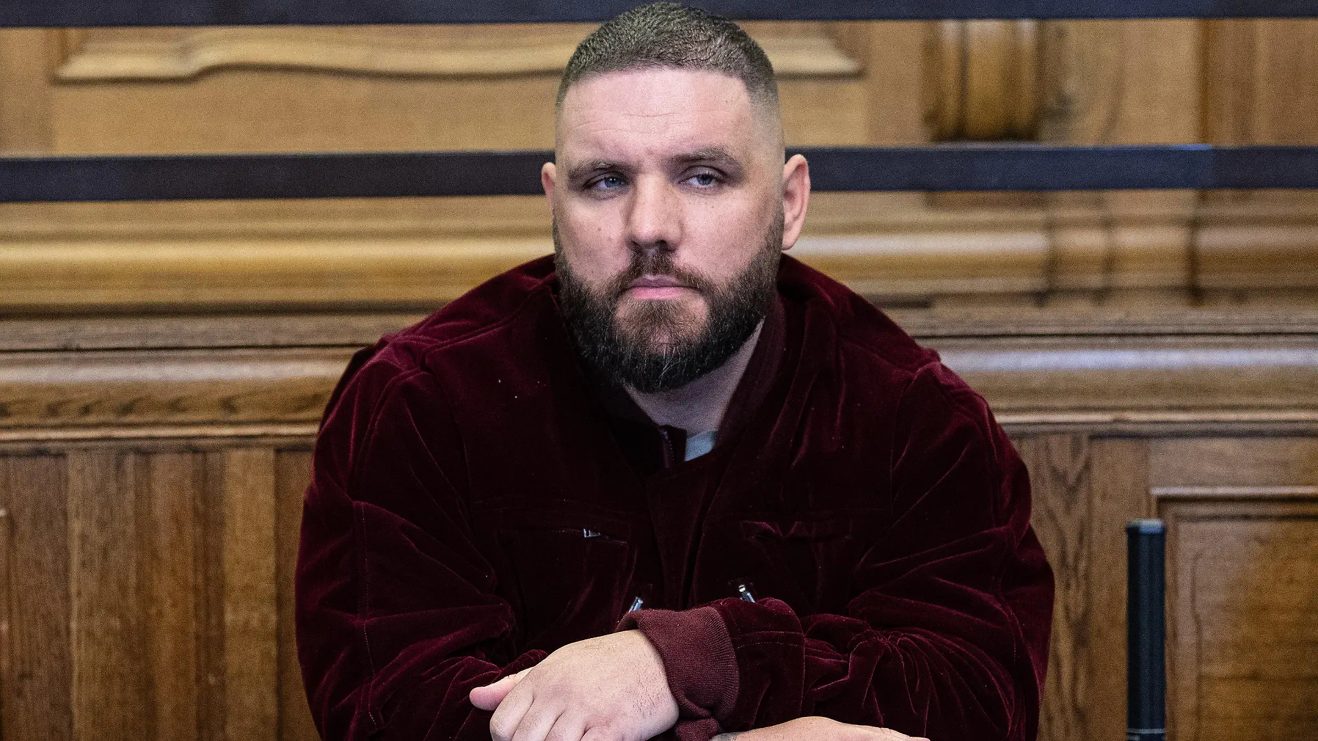 ARCHIV - 04.11.2020, Berlin: Patrick Losensky, bekannt unter dem Künstlername «Fler», sitzt als Angeklagter in einem Saal im Amtsgericht Berlin-Tiergarten. (zu "Fortsetzung Prozess gegen Rapper Fler wegen einer Reihe von Straftaten") Foto: Paul Zinken/dpa +++ dpa-Bildfunk +++