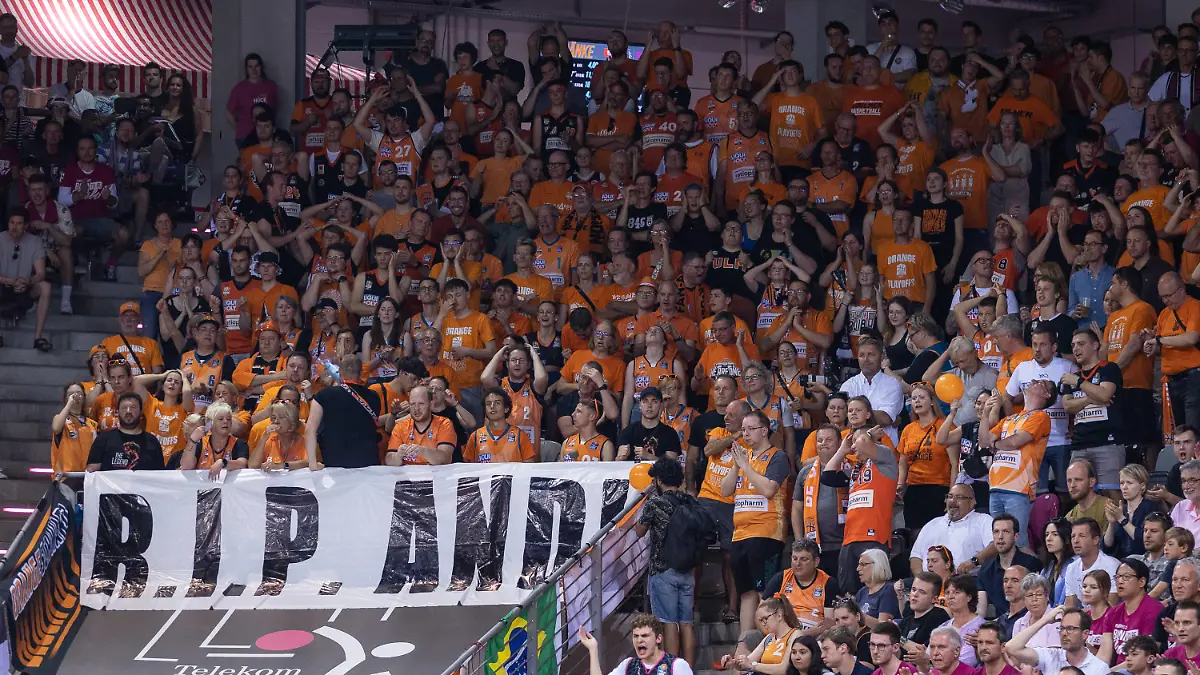 easyCredit Basketball Bundesliga, Playoff-Finale 1, Telekom Baskets Bonn vs. ratiopharm Ulm, 09.06.2023 Die Ulmer Fans erinnern an ihren kürzlich verstorbenen Teambetreuer Andi Klee *** easyCredit Basketball Bundesliga, playoff final 1, Telekom Baskets Bonn vs ratiopharm Ulm, 09 06 2023 Ulm fans remember their recently deceased team coach Andi Klee Copyright: xBEAUTIFULxSPORTS/Derixx