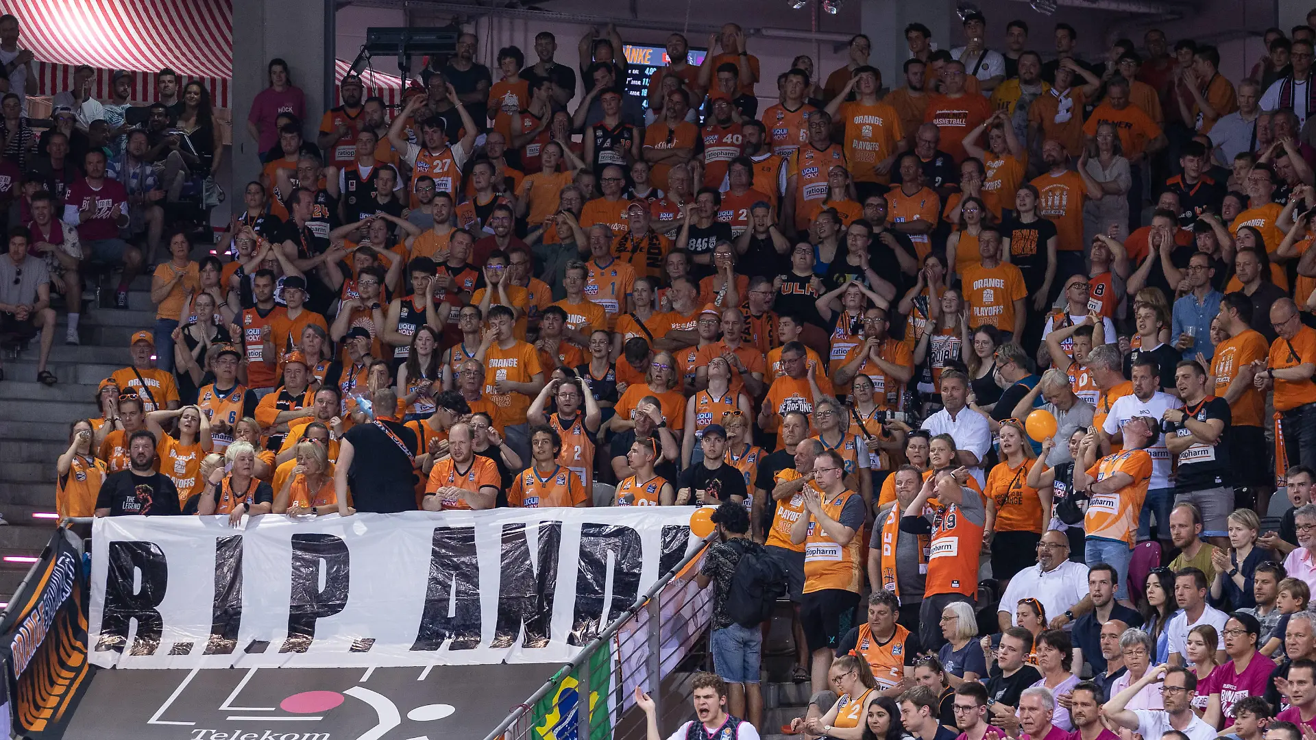 easyCredit Basketball Bundesliga, Playoff-Finale 1, Telekom Baskets Bonn vs. ratiopharm Ulm, 09.06.2023 Die Ulmer Fans erinnern an ihren kürzlich verstorbenen Teambetreuer Andi Klee *** easyCredit Basketball Bundesliga, playoff final 1, Telekom Baskets Bonn vs ratiopharm Ulm, 09 06 2023 Ulm fans remember their recently deceased team coach Andi Klee Copyright: xBEAUTIFULxSPORTS/Derixx