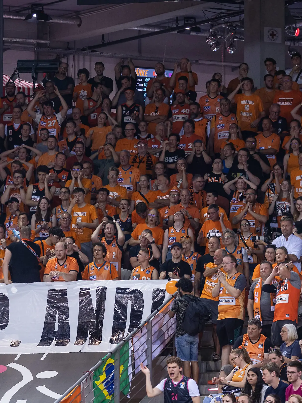 easyCredit Basketball Bundesliga, Playoff-Finale 1, Telekom Baskets Bonn vs. ratiopharm Ulm, 09.06.2023 Die Ulmer Fans erinnern an ihren kürzlich verstorbenen Teambetreuer Andi Klee *** easyCredit Basketball Bundesliga, playoff final 1, Telekom Baskets Bonn vs ratiopharm Ulm, 09 06 2023 Ulm fans remember their recently deceased team coach Andi Klee Copyright: xBEAUTIFULxSPORTS/Derixx