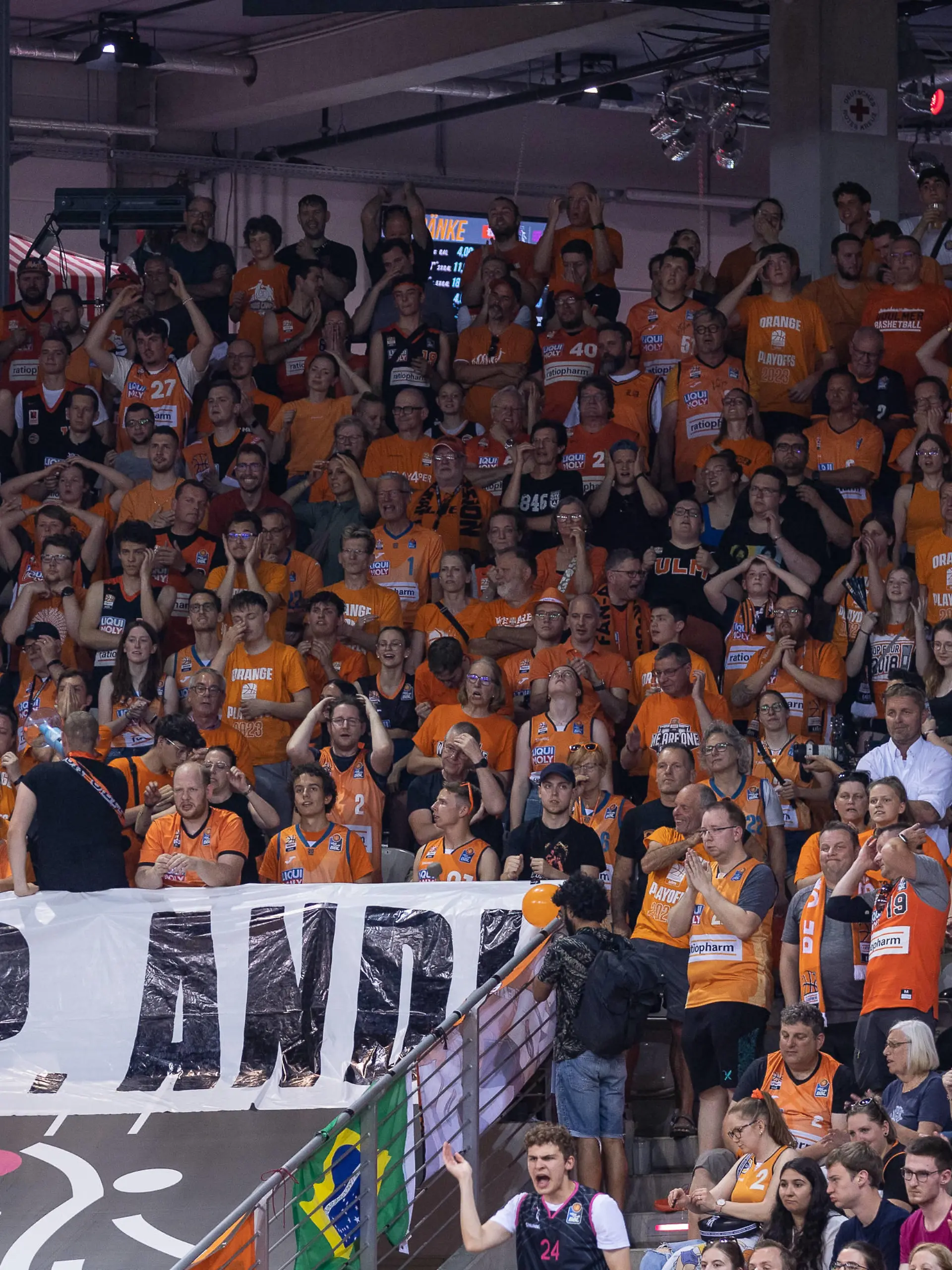 easyCredit Basketball Bundesliga, Playoff-Finale 1, Telekom Baskets Bonn vs. ratiopharm Ulm, 09.06.2023 Die Ulmer Fans erinnern an ihren kürzlich verstorbenen Teambetreuer Andi Klee *** easyCredit Basketball Bundesliga, playoff final 1, Telekom Baskets Bonn vs ratiopharm Ulm, 09 06 2023 Ulm fans remember their recently deceased team coach Andi Klee Copyright: xBEAUTIFULxSPORTS/Derixx