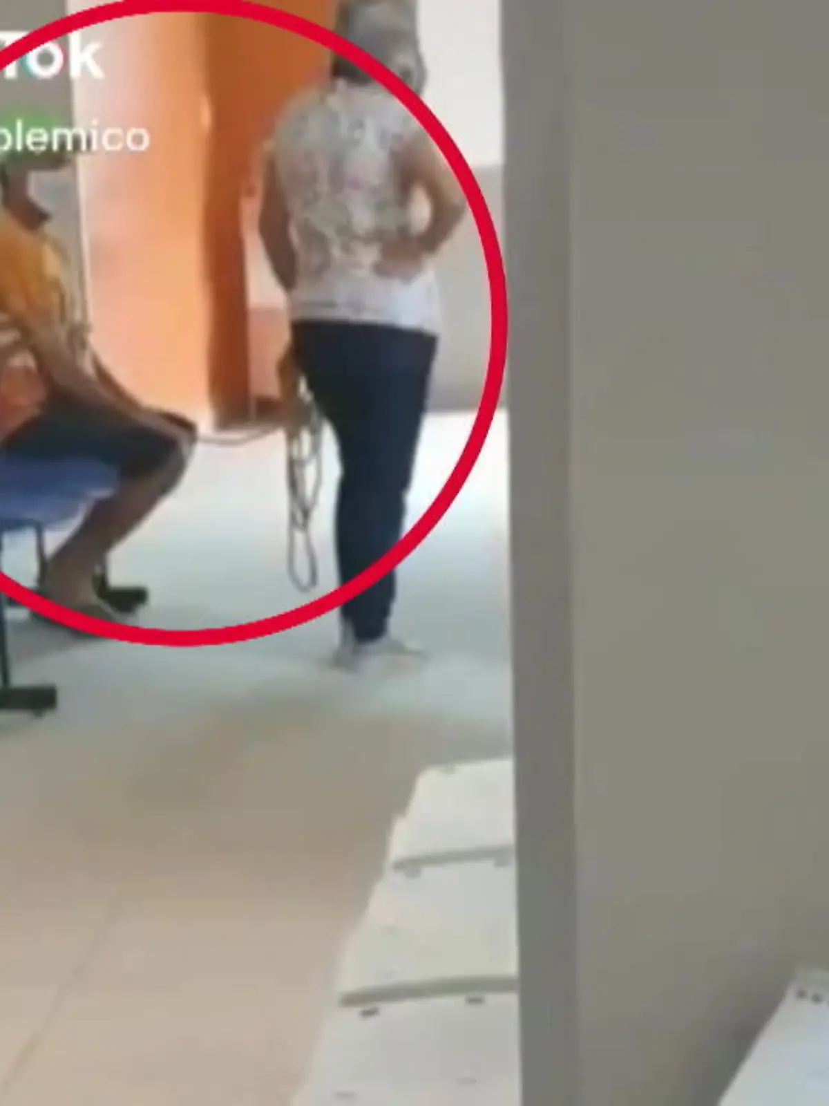 Während in Deutschland die Politik noch eine Entscheidung in Sachen Corona-Impfpflicht vor sich herschiebt, macht diese Frau in Brasilien Nägel mit Köpfen. Gefesselt schleift sie ihren Ehemann zum Impfen - die kuriose Szene zeigen wir im Video.