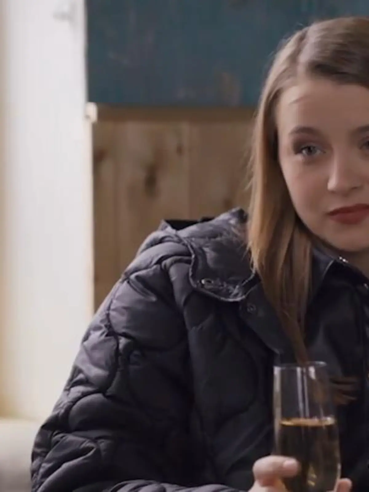 In der AWZ--Folge 3879 vom 14.02.2022 fädelt Lucie eine scheinbar zufällige Begegnung mit Caroline Albrechts Assistentin Olivia ein.