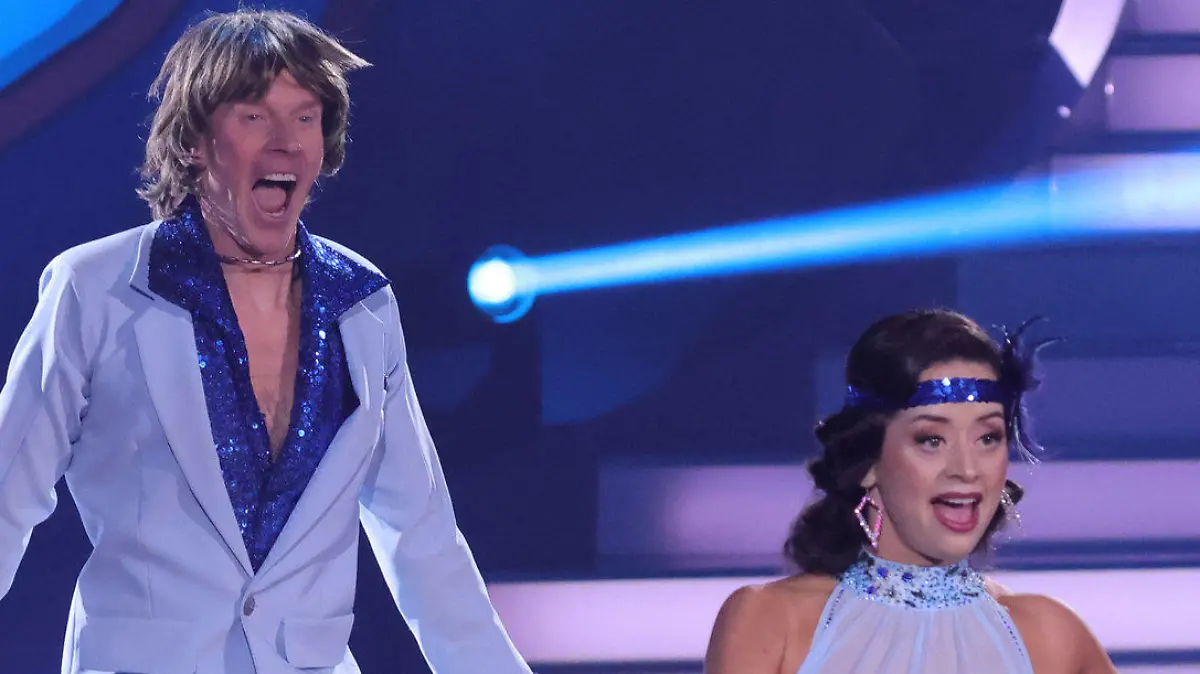 16.04.2021, Nordrhein-Westfalen, Köln: Mickie Krause und Malika Dzumaev tanzen in der sechsten Runde der RTL Tanzshow "Let's Dance" Charleston zu "Schmidtchen Schleicher". Foto: Andreas Renz/Getty/POOL/dpa +++ dpa-Bildfunk +++