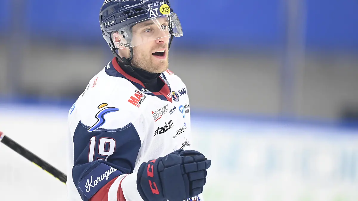 V?XJ? 20220115 Link?pings Patrick Russell jublar efter att ha gjort 1-4 under l?rdagens ishockeymatch i SHL mellan V?xj? Lakers och Link?ping HC i Vida Arena. Foto: Mikael Fritzon/TT/ kod 62360