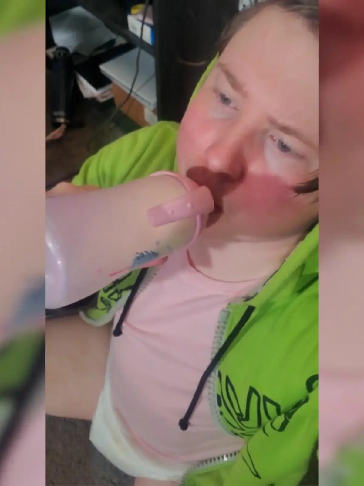 Sean ist 27 und zeigt sich im Internet gerne in Windeln, Stramplern oder mit Schnuller im Mund. Der Amerikaner sagt über sich selbst, dass er auf diese Art und Weise ein Trauma aus seiner Kindheit verarbeiten will.