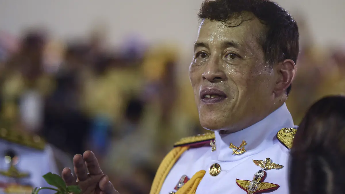 ARCHIV - 01.11.2020, Thailand, Bangkok: Der thailändische König Maha Vajiralongkorn grüßt seine Anhänger nach einer buddhistischen Zeremonie im Großen Palast. Die Aufenthalte des thailändischen Königs in Bayern sorgen seit Monaten für Aufregung. Außenminister Maas (SPD) hat dem Monarchen für den Fall von Rechtsverstößen mit Konsequenzen gedroht. (zu dpa "Gutachten: Kontrolle des Thai-König in Deutschland nur begrenzt möglich") Foto: Yuttachai Kongprasert/SOPA Images via ZUMA Wire/dpa +++ dpa-Bildfunk +++