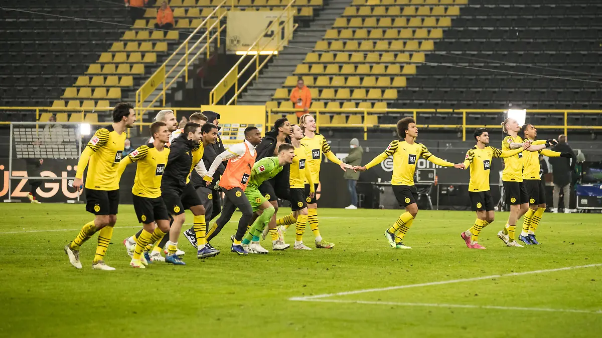  1. Fussball Bundesliga Borussia Dortmund - SC Freiburg 14.1.2022 Die Borussia Dortmund feiert den Sieg mit den Fans 1. Fussball Bundesliga, Borussia Dortmund - SC Freiburg, Dortmund, SIGNAL IDUNA PARK DFL REGULATIONS PROHIBIT ANY USE OF PHOTOGRAPHS AS IMAGE SEQUENCES AND/OR QUASI-VIDEO. *** 1 Football Bundesliga Borussia Dortmund SC Freiburg 14 1 2022 Borussia Dortmund celebrates victory with fans 1 Football Bundesliga, Borussia Dortmund SC Freiburg, Dortmund, SIGNAL IDUNA PARK DFL REGULATES PROHIBIT ANY USE OF PHOTOGRAPHS AS IMAGE SEQUENCES AND OR QUASI VIDEO Copyright: xBEAUTIFULxSPORTS/Wunderlx