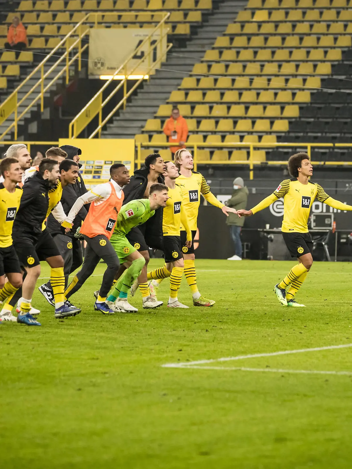 1. Fussball Bundesliga Borussia Dortmund - SC Freiburg 14.1.2022 Die Borussia Dortmund feiert den Sieg mit den Fans 1. Fussball Bundesliga, Borussia Dortmund - SC Freiburg, Dortmund, SIGNAL IDUNA PARK DFL REGULATIONS PROHIBIT ANY USE OF PHOTOGRAPHS AS IMAGE SEQUENCES AND/OR QUASI-VIDEO. *** 1 Football Bundesliga Borussia Dortmund SC Freiburg 14 1 2022 Borussia Dortmund celebrates victory with fans 1 Football Bundesliga, Borussia Dortmund SC Freiburg, Dortmund, SIGNAL IDUNA PARK DFL REGULATES PROHIBIT ANY USE OF PHOTOGRAPHS AS IMAGE SEQUENCES AND OR QUASI VIDEO Copyright: xBEAUTIFULxSPORTS/Wunderlx