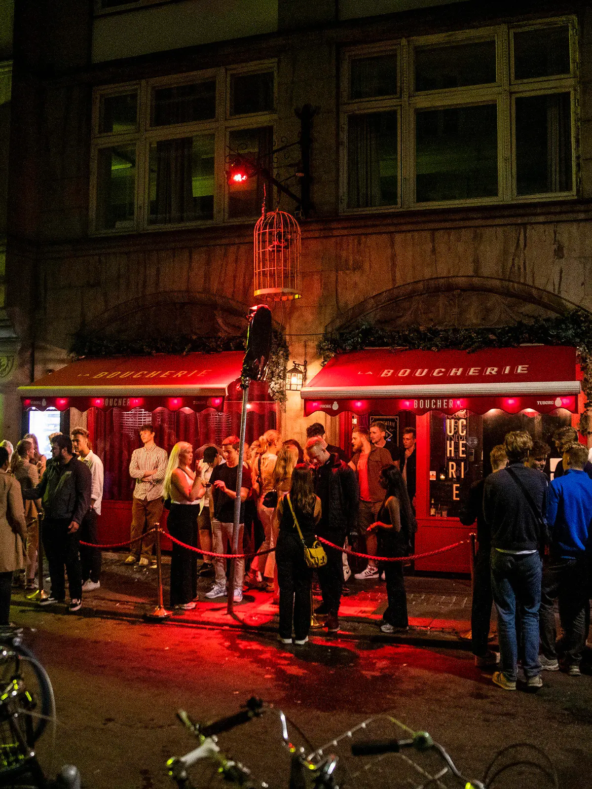 ARCHIV - 02.09.2021, Dänemark, Kopenhagen: Menschen stehen vor dem Nachtclub «La Boucherie».   (zu dpa: «Dänemark erneut frei von Corona-Beschränkungen») Foto: Olafur Steinar Gestsson/Ritzau Scanpix/AP/dpa +++ dpa-Bildfunk +++