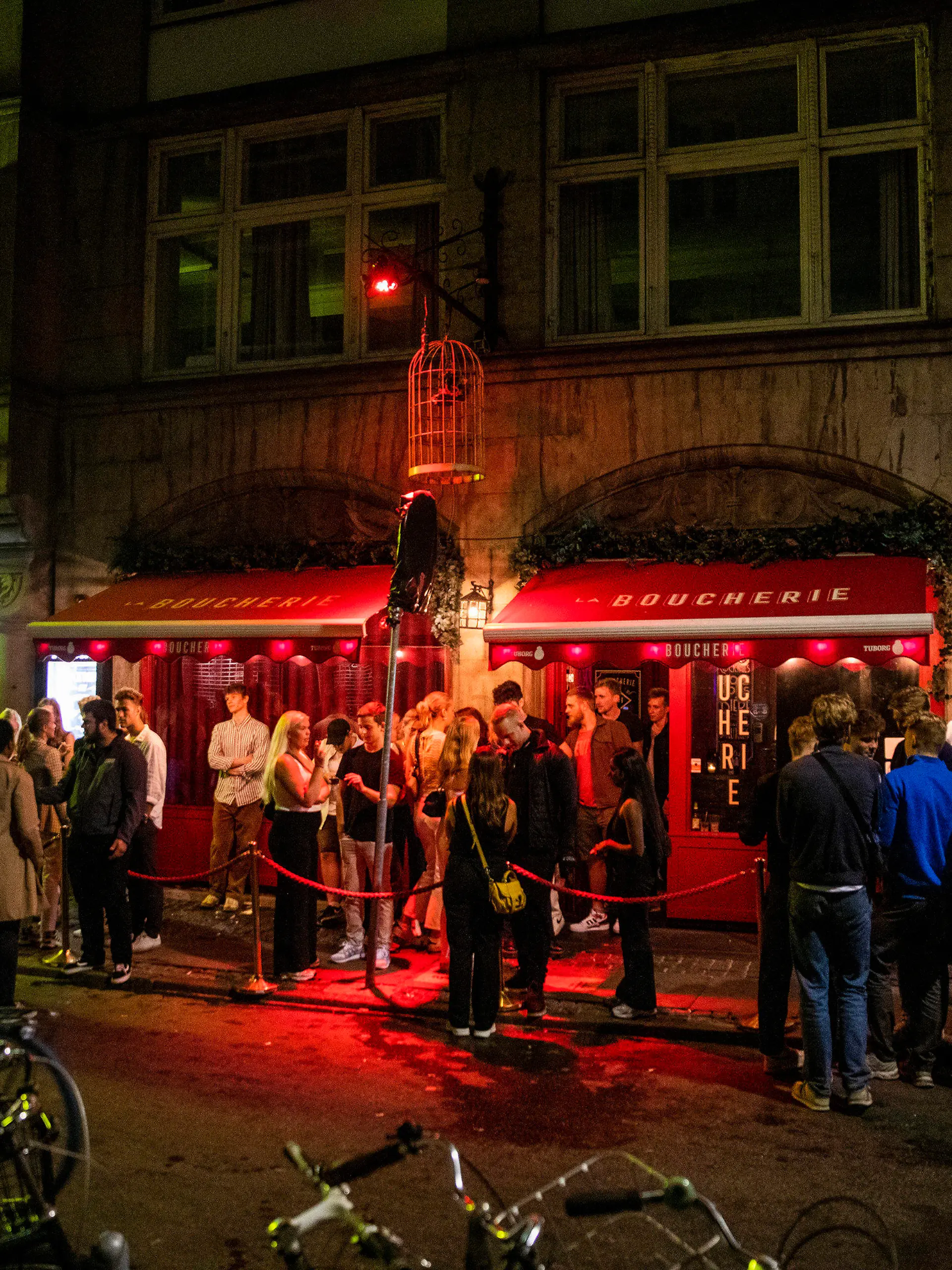 ARCHIV - 02.09.2021, Dänemark, Kopenhagen: Menschen stehen vor dem Nachtclub «La Boucherie».   (zu dpa: «Dänemark erneut frei von Corona-Beschränkungen») Foto: Olafur Steinar Gestsson/Ritzau Scanpix/AP/dpa +++ dpa-Bildfunk +++
