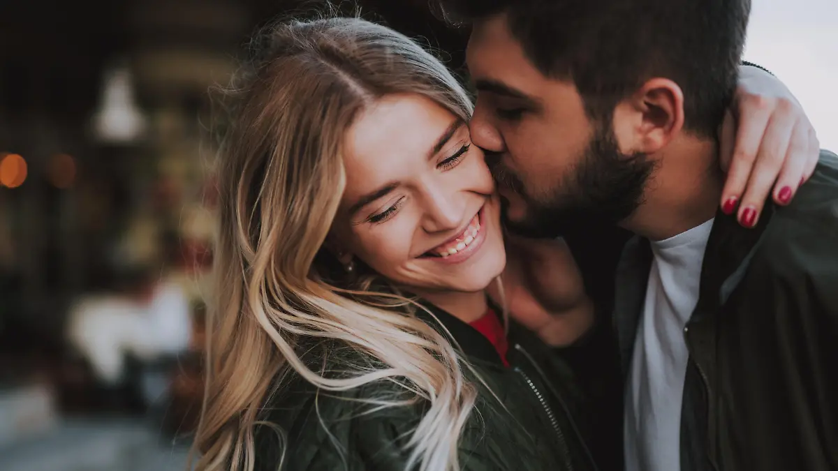 Frau und Mann sind verliebt.