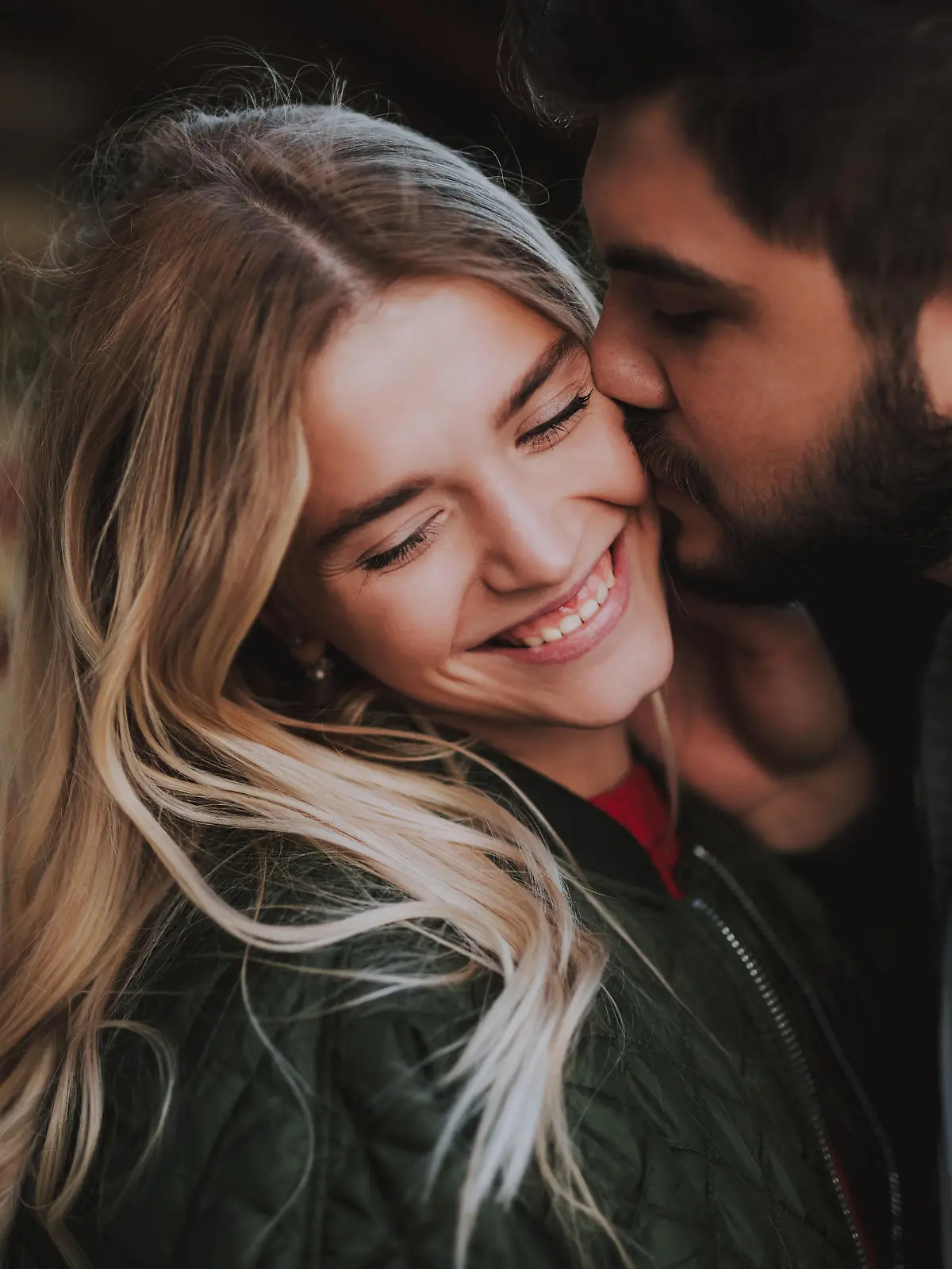 Frau und Mann sind verliebt.