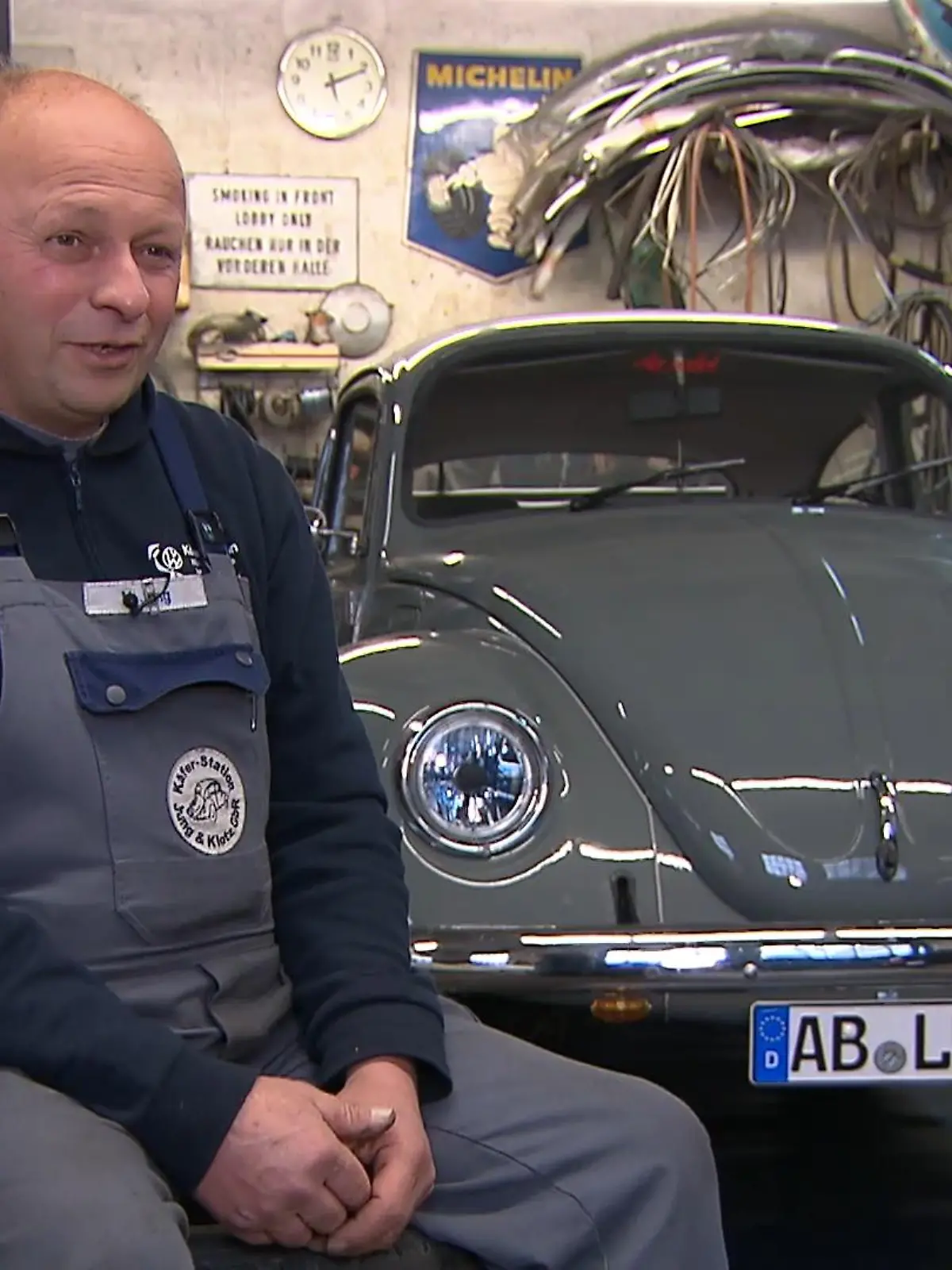 Der eine steht auf schnelle Autos – ihm haben es die nostalgischen angetan: Marcus Jung liebt VW Käfer, schon seit er denken kann. Wie er seine Leidenschaft jetzt auslebt und wie die „kultigen Knutschkugeln“ seinen Alltag beherrschen, sehen Sie im Video!