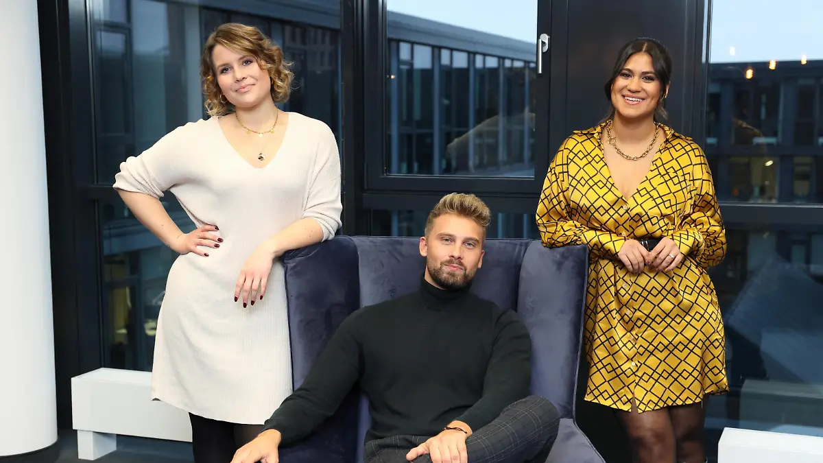 Inken Wriedt (l.), Bachelor Dominik Stuckmann und Stephanie Brungs

Die Verwendung des sendungsbezogenen Materials ist nur mit dem Hinweis und Verlinkung auf RTL+ gestattet.