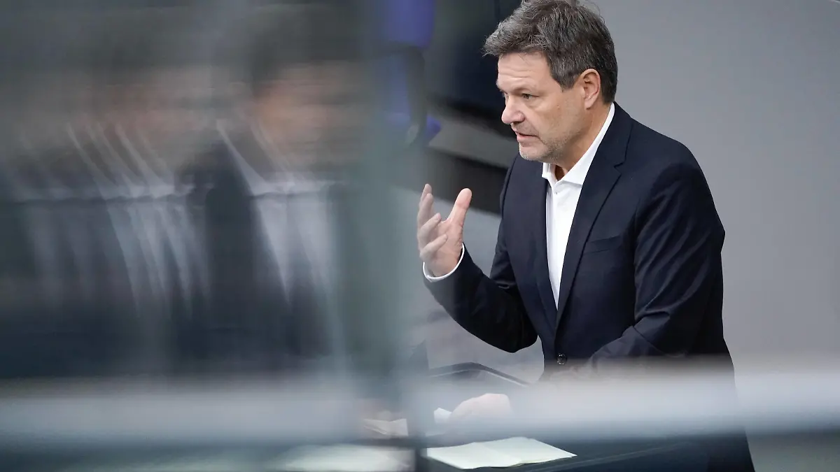 15. Bundestagssitzung und Debatte Aktuell,28.01.2022 Berlin, Wirtschafts- und Klimaminister Robert Habeck Gruene im Portrait bei Rede zum Tagesordnungspunkt Regierungserklaerung Jahreswirtschaftsbericht 2022,Jahresgutachten 2021/22 des Sachverstaendigenrates bei der 15. Sitzung des Deutschen Bundestag in Berlin Berlin Berlin Deutschland *** 15 Bundestag session and debate Current,28 01 2022 Berlin, Economy and Climate Minister Robert Habeck Gruene in portrait at speech on agenda item government declaration Annual Economic Report 2022,Annual Report 2021 22 of the Council of Experts at the 15 session of the German Bundestag in Berlin Berlin Germany