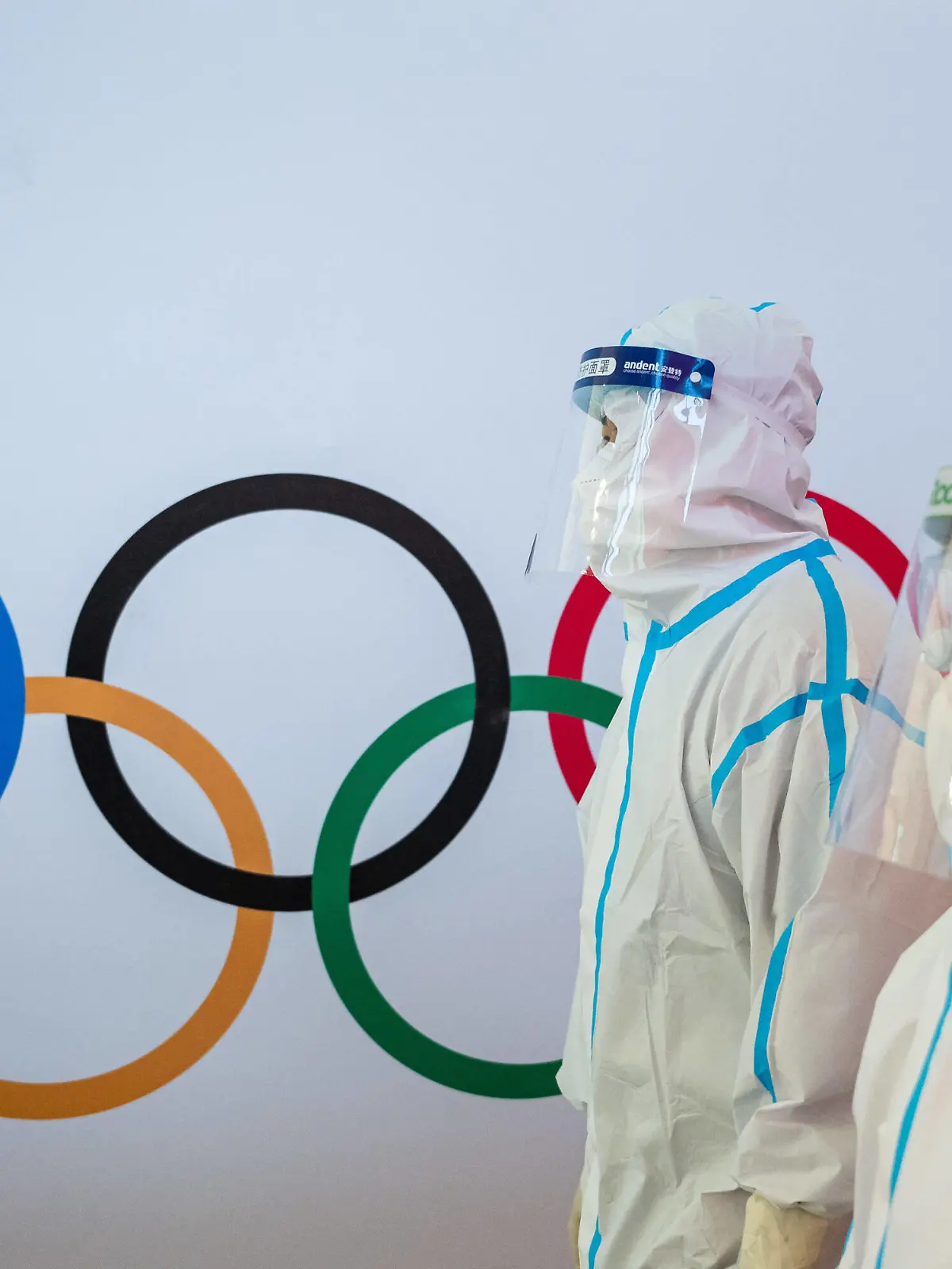 Sport Bilder des Tages 220201 A worker in full-body personal protective equipment at Beijing Capital International Airport walks past the Olympic rings ahead of the 2022 Winter Olympics on February 1, 2022 in Beijing. Photo: Mathias Bergeld / BILDBYRAN / kod MB / MB0299 Olympic Games, Olympische Spiele, Olympia, OS olympics winter olympics os ol olympiska spel vinter-os olympiske leker peking peking 2022 beijing 2022 beijing 2022 olympic games beijing 2022 winter olympic games peking-os beijing-ol vinter-ol -3 bbeng genre covid corona virus covid-19 hazmat suit skyddsdräkt *** 220201 A worker in full body personal protective equipment at Beijing Capital International Airport walks past the Olympic rings ahead of the 2022 Winter Olympics on February 1, 2022 in Beijing Photo Mathias Bergeld BILDBYRAN kod MB MB0299 olympic games olympics winter olympics os ol olympiska spel vinter os olympic games peking beijing 2022 beijing 2022 beijing 2022 olympic games beijing 2022 winter olympic games beijing os beijing ol winter ol 3 bbeng genre covid corona virus covid 19 hazmat suit protective suit, PUBLICATIONxNOTxINxSWExNORxAUT Copyright: MATHIASxBERGELD BB220201MB001