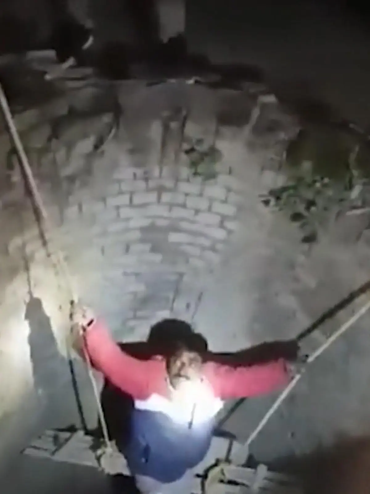 Der junge Mann aus dem nordindischen Bundesstaat Uttar Pradesh war auf dem Weg zu seiner Freundin und hatte offenbar die Brunnenöffnung übersehen. Zwölf Meter stürzte er in die Tiefe. Die spektakuläre Rettungsaktion - im Video.