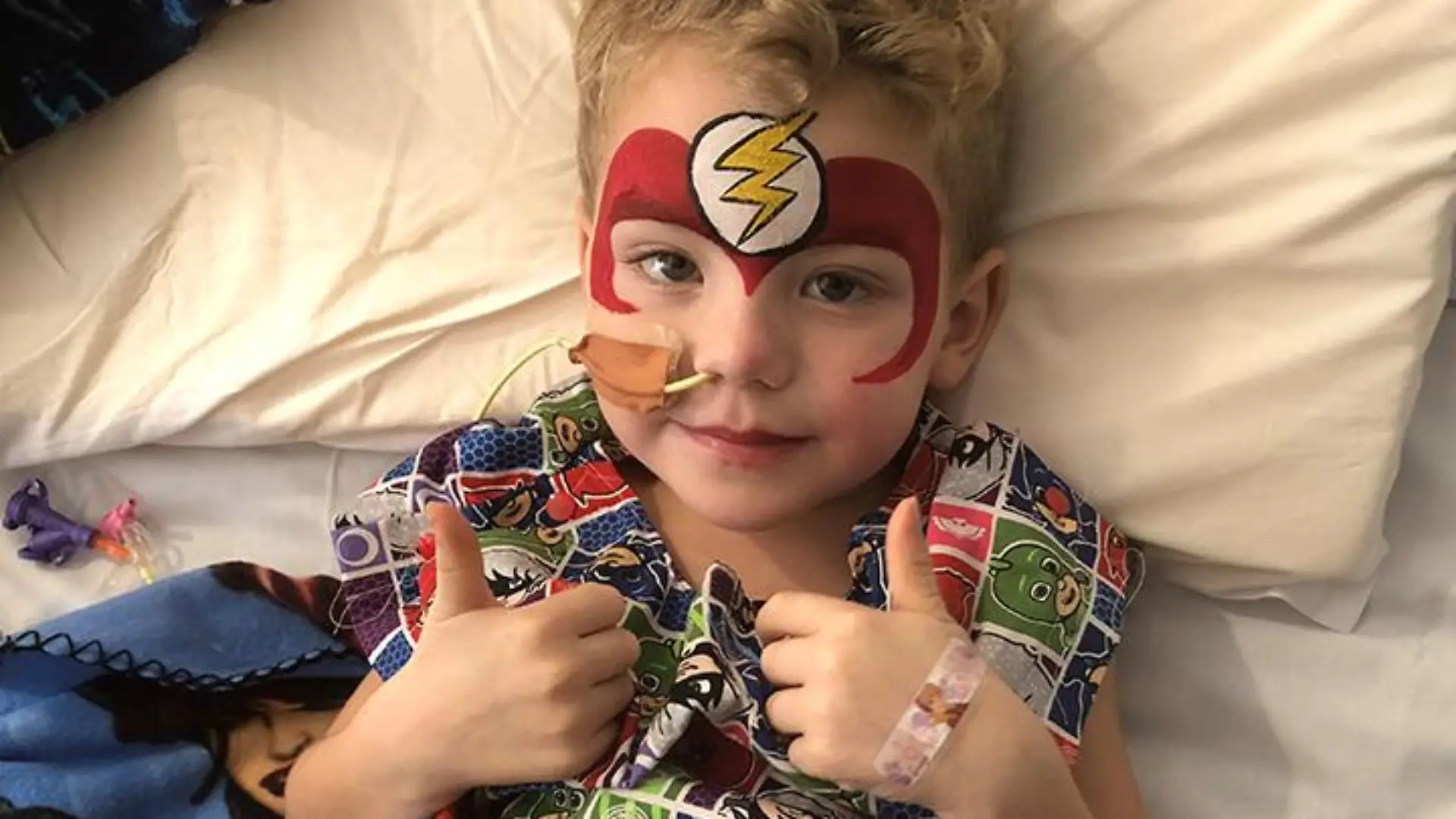 Oliver im Superheldenkostüm